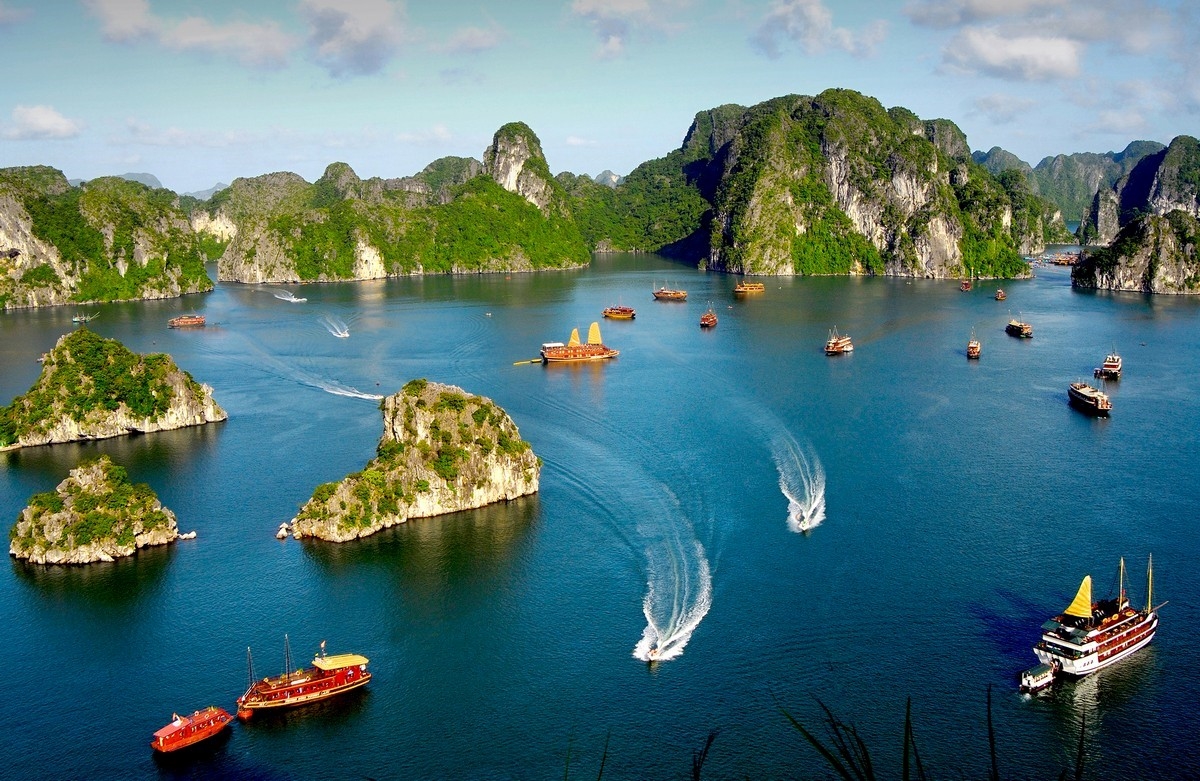 Vịnh Hạ Long là điểm đến du lịch được nhiều du khách ưa chuộng