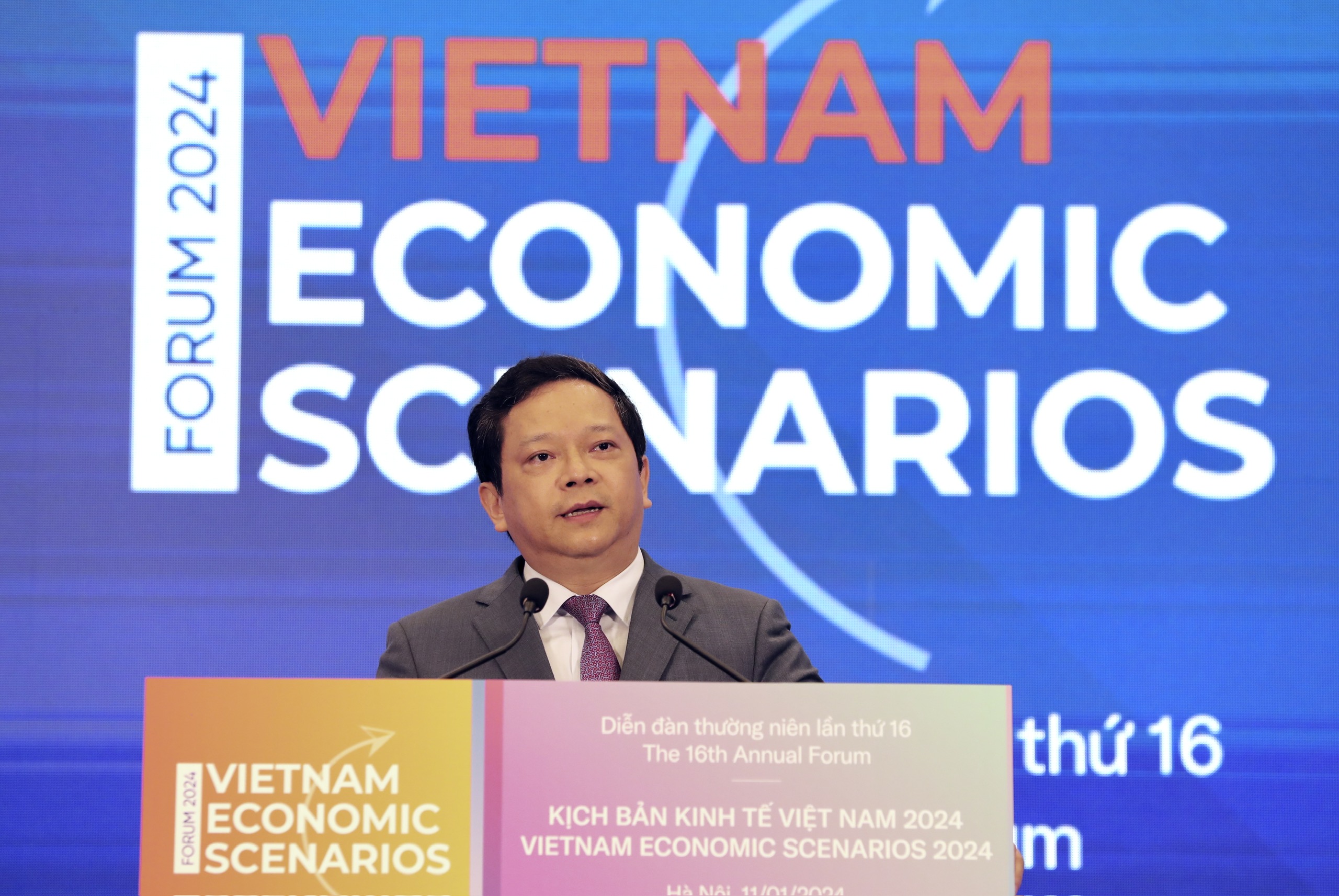 Ông Nguyễn Đức Hiển, Phó trưởng Ban kinh tế Trung ương, cho biết năm nay sẽ đánh giá sơ kết nhiều Nghị quyết quan trọng, như Nghị quyết 10 về kinh tế tư nhân, Nghị quyết 11 về thể chế, Nghị quyết 12 về doanh nghiệp Nhà nước, 5 năm triển khai Nghị quyết 52 về việc chủ động tham gia 4.0 và đánh giá 4 năm triển khai Nghị quyết 45 về năng lượng. Do đó tại Diễn đàn, Ban Kinh tế Trung ương rất mong muốn lắng nghe những ý kiến của các chuyên gia, tổ chức, doanh nghiệp về việc thực hiện những Nghị quyết trên.