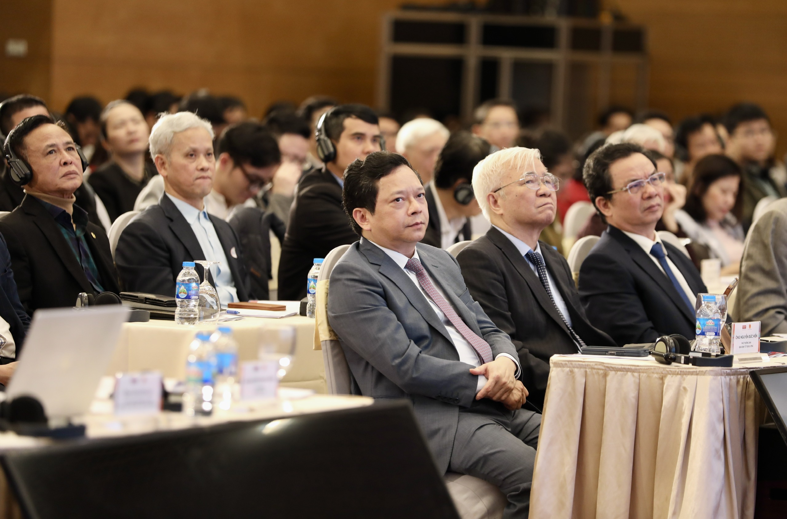 C&aacute;c đại biểu tham dự Diễn đ&agrave;n đ&atilde; lắng nghe những khuyến nghị, &ldquo;hi&ecirc;́n k&ecirc;́&rdquo; của c&aacute;c chuy&ecirc;n gia kinh tế, c&aacute;c tổ chức quốc tế - Ảnh: Việt Dũng.