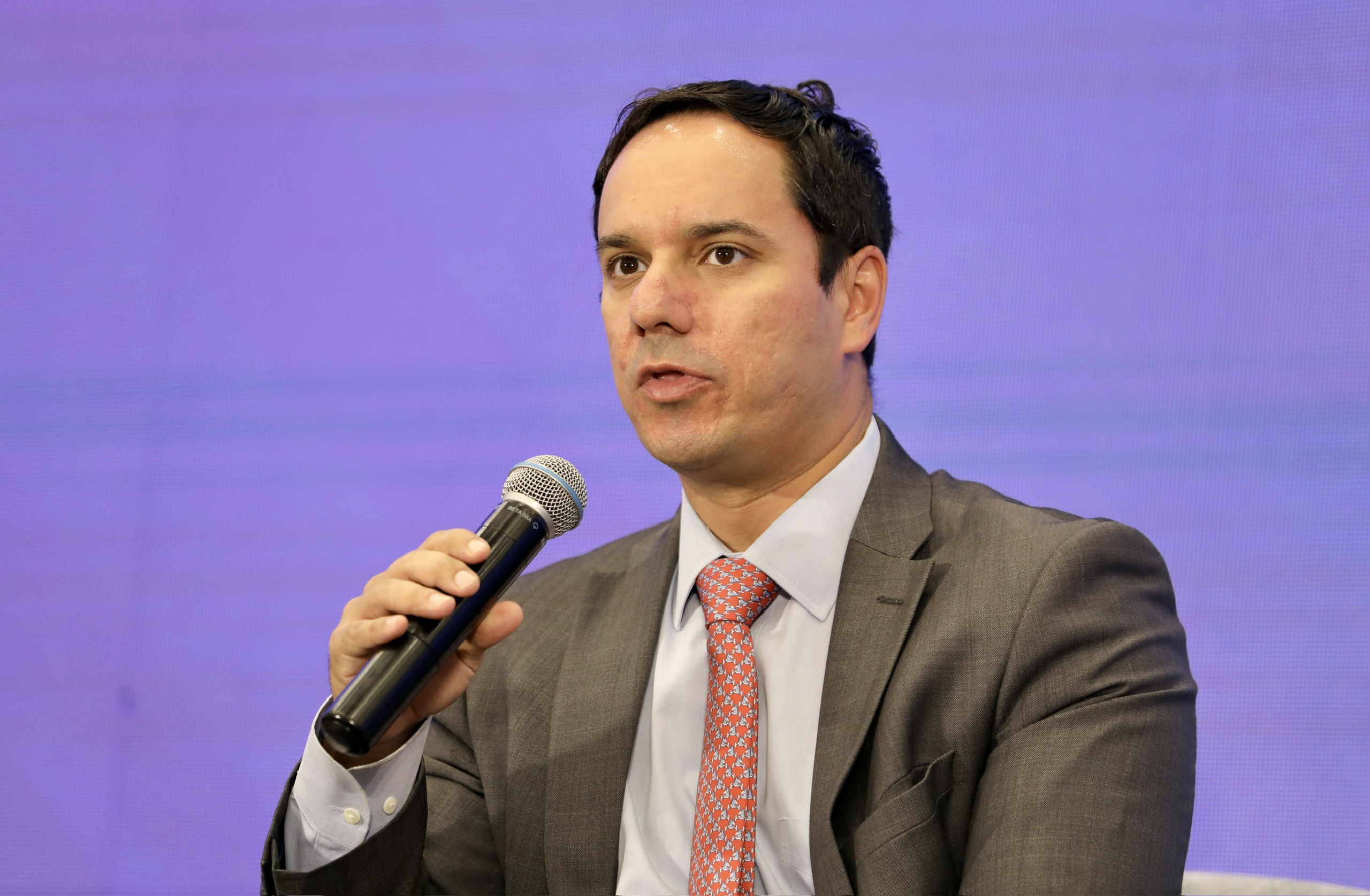  Ông Ahmed Yeganeh, Giám đốc toàn quốc Khối Dịch vụ Ngân hàng Doanh nghiệp, HSBC, dành nhiều thời gian để phân tích các vấn đề liên quan đến thị trường tài chính cũng như đưa ra nhiều khuyến nghị trong giai đoạn mới... 