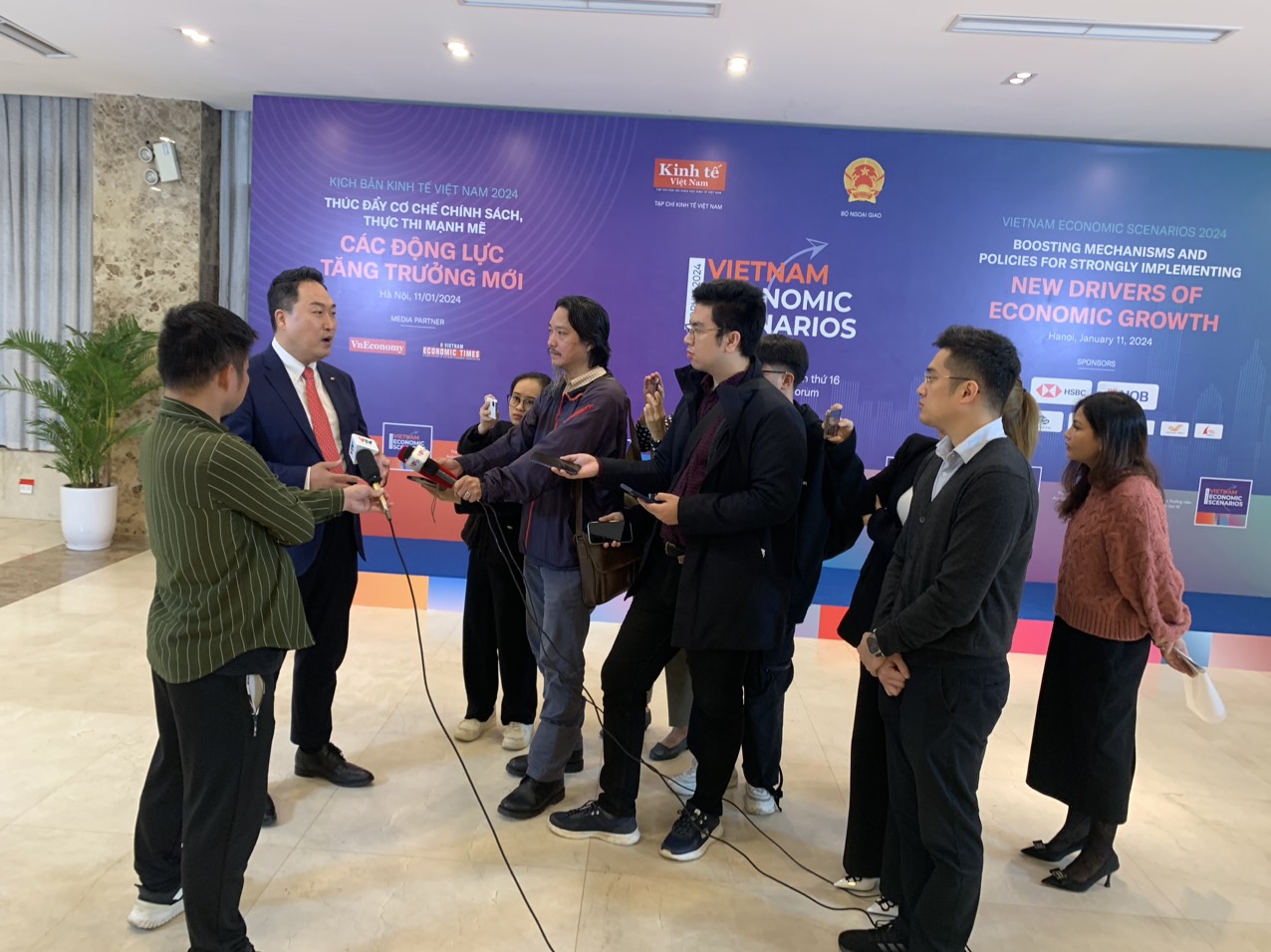 Trong thời gian giải lao giữa các phiên tham luận, thảo luận, các đại biểu đã tranh thủ trả lời phỏng vấn của nhiều cơ quan thông tấn, báo chí...
