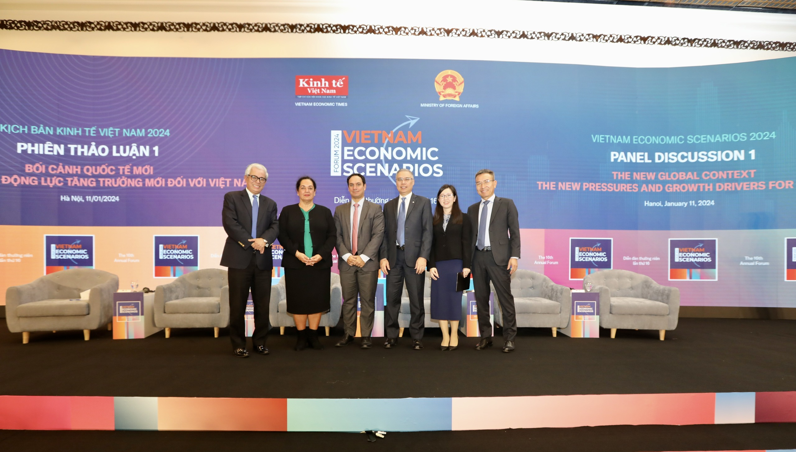 Sau gần 4 tiếng làm việc liên tục, Diễn đàn Kịch bản Kinh tế Việt Nam 2024 đã kết thúc thành công. Sự kiện kinh tế khởi đầu năm 2024 đã ghi nhận những điểm sáng của kinh tế Việt Nam đồng thời chỉ rõ nhiều thách thức. Tuy nhiên, các đại biểu đều cho biết, có dự cảm tốt với năm 2024. 