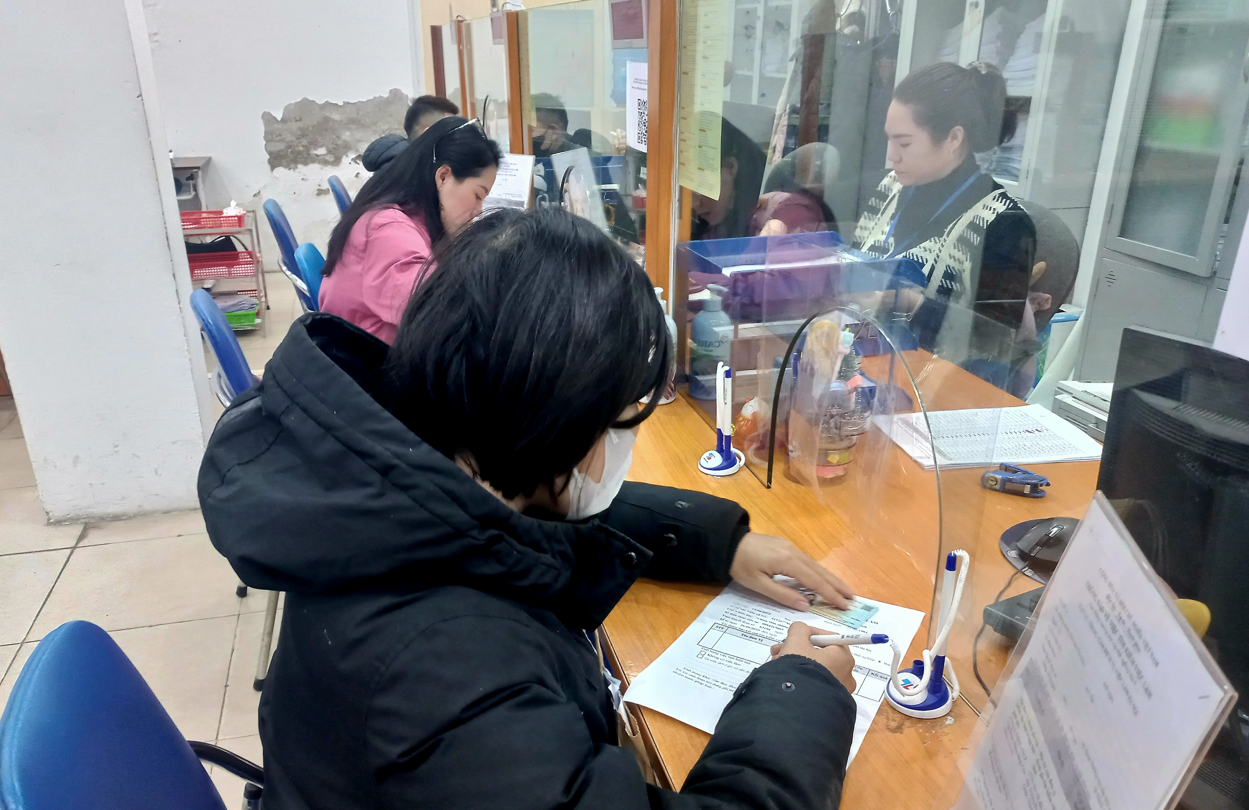 Cắt giảm thủ tục, tạo thuận lợi cho người hưởng c&aacute;c chế độ bảo hiểm. Ảnh minh họa - Thu Hằng.