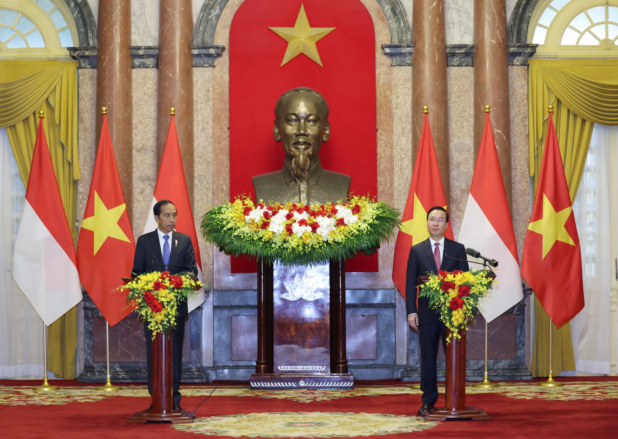 Chủ tịch nước Võ Văn Thưởng và Tổng thống Indonesia Joko Widodo tại họp báo sau hội đàm - Ảnh: VGP 