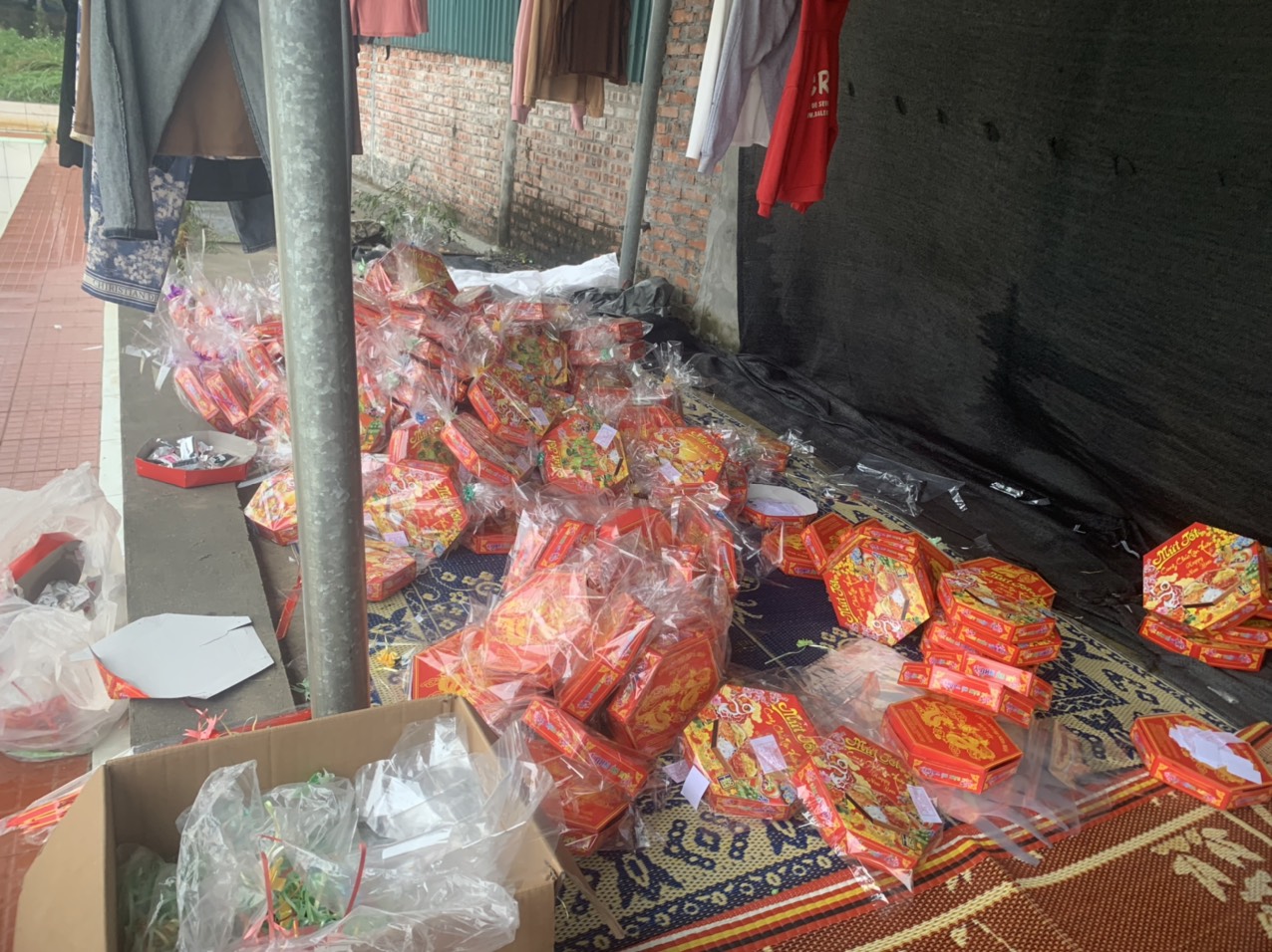 Gần 1.000 hộp Mứt Tết không rõ nguồn gốc, có dấu hiệu giả mạo nhãn hàng hóa, bao bì 