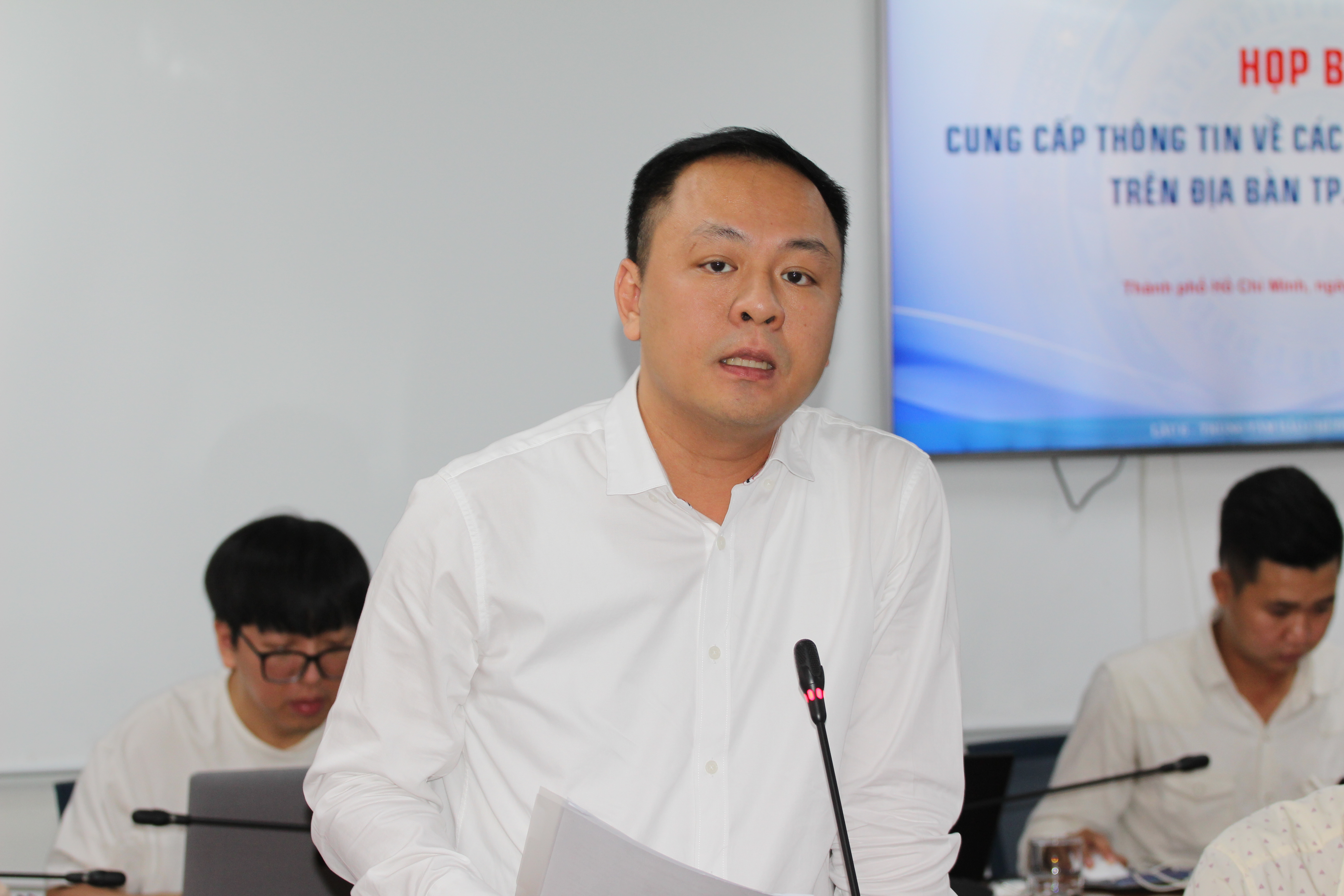 &Ocirc;ng Nguyễn Hải Nam, Ph&oacute; ch&aacute;nh văn ph&ograve;ng&nbsp;Sở Y tế TP.HCM ph&aacute;t biểu tại buổi họp chiều 11/1 - Ảnh: TN