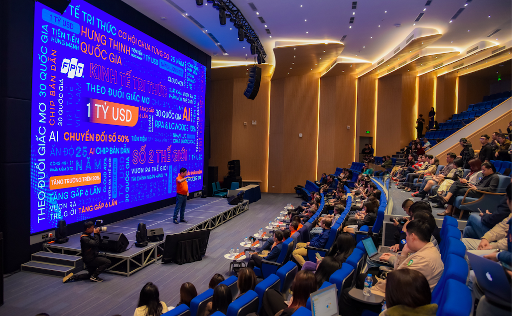 Chủ tịch Tập đoàn FPT chia sẻ với báo chí về hành trình phát triển thị trường quốc tế của FPT. 