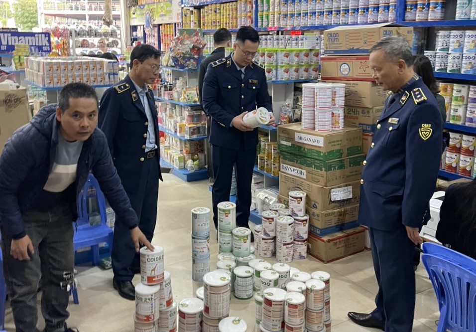 5.364 sản phẩm là các sản phẩm sữa bột, thực phẩm dinh dưỡng gắn các dấu hiệu xâm phạm quyền đối với các nhãn hiệu của Abbott   do Cục QLTT tỉnh Vĩnh Phúc phát hiện, thu giữ ngày 10/01/2024.