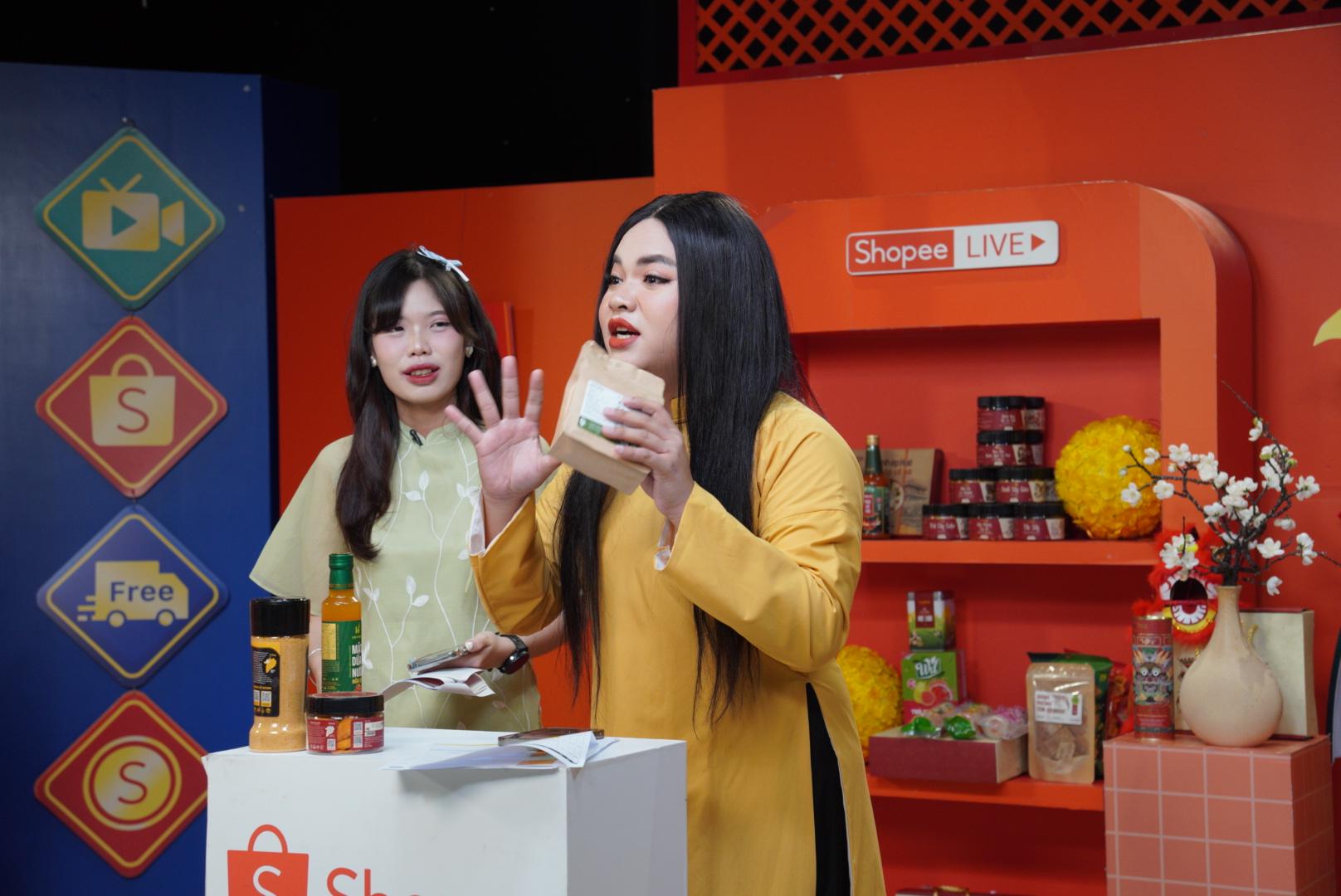 TikToker Bé 7 hào hứng giới thi&ecirc;̣u các sản v&acirc;̣t địa phương đ&ecirc;́n người xem trong phi&ecirc;n livestream trưa ngày 8.1 vừa qua tr&ecirc;n Shopee Live.