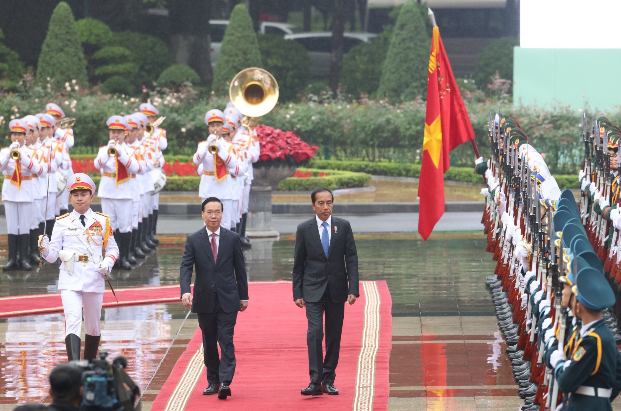 Chủ tịch nước Võ Văn Thưởng và Tổng thống Cộng hoà Indonesia Joko Widodo duyệt Đội danh dự Quân đội nhân dân Việt Nam - Ảnh: Trí Phong