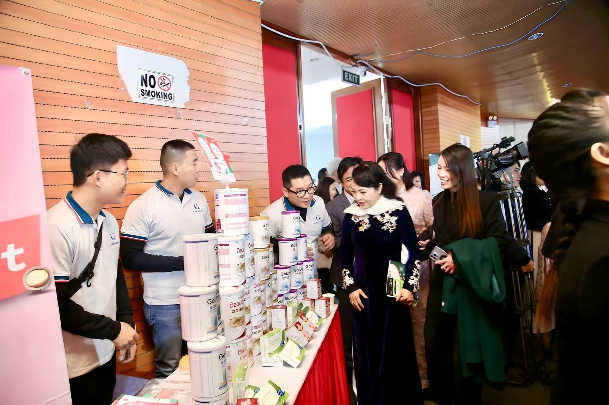 Nguyên Bộ trưởng Bộ Y tế Nguyễn Thị Kim Tiến đến thăm gian hàng sữa Goldbest và TPCN của Gblife.