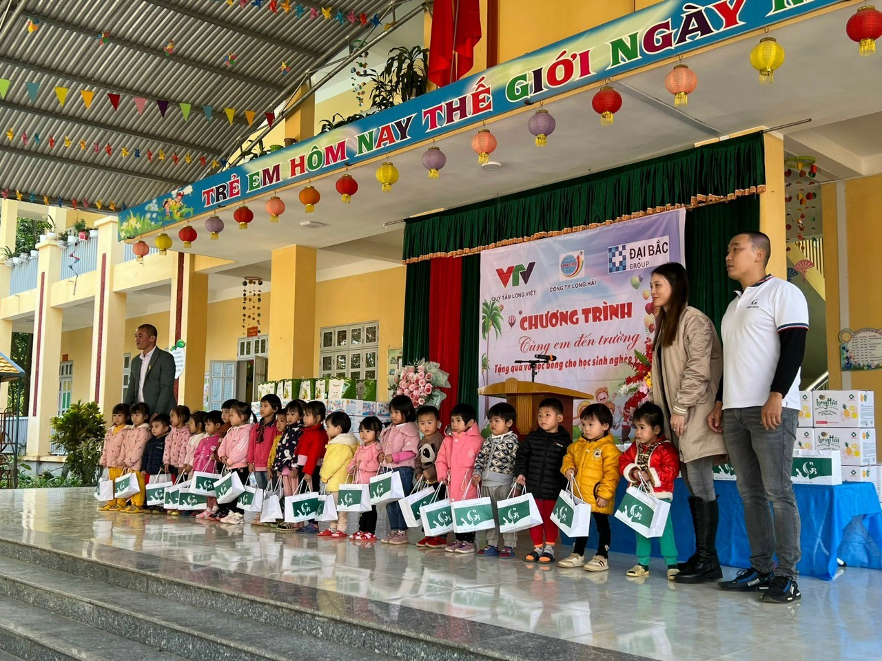 GBLIFE kết hợp c&ugrave;ng chương tr&igrave;nh Tấm l&ograve;ng việt của đ&agrave;i VTV trao tặng qu&agrave; cho trẻ em suy dinh dưỡng tại Tuy&ecirc;n Quang.