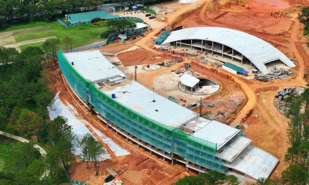 Toàn cảnh dự án Tòa nhà CLB Golf của Công ty cổ phần Hoàng Gia ĐL bên trong Đồi Cù.