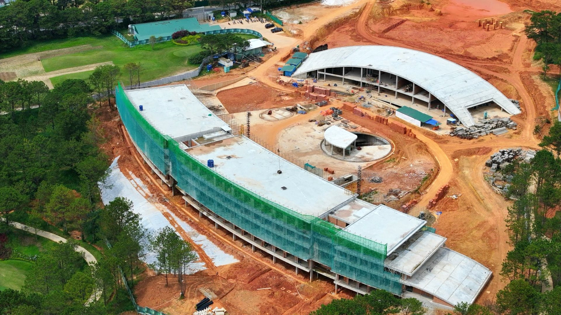Toàn cảnh dự án Tòa nhà CLB Golf của Công ty cổ phần Hoàng Gia ĐL bên trong Đồi Cù.