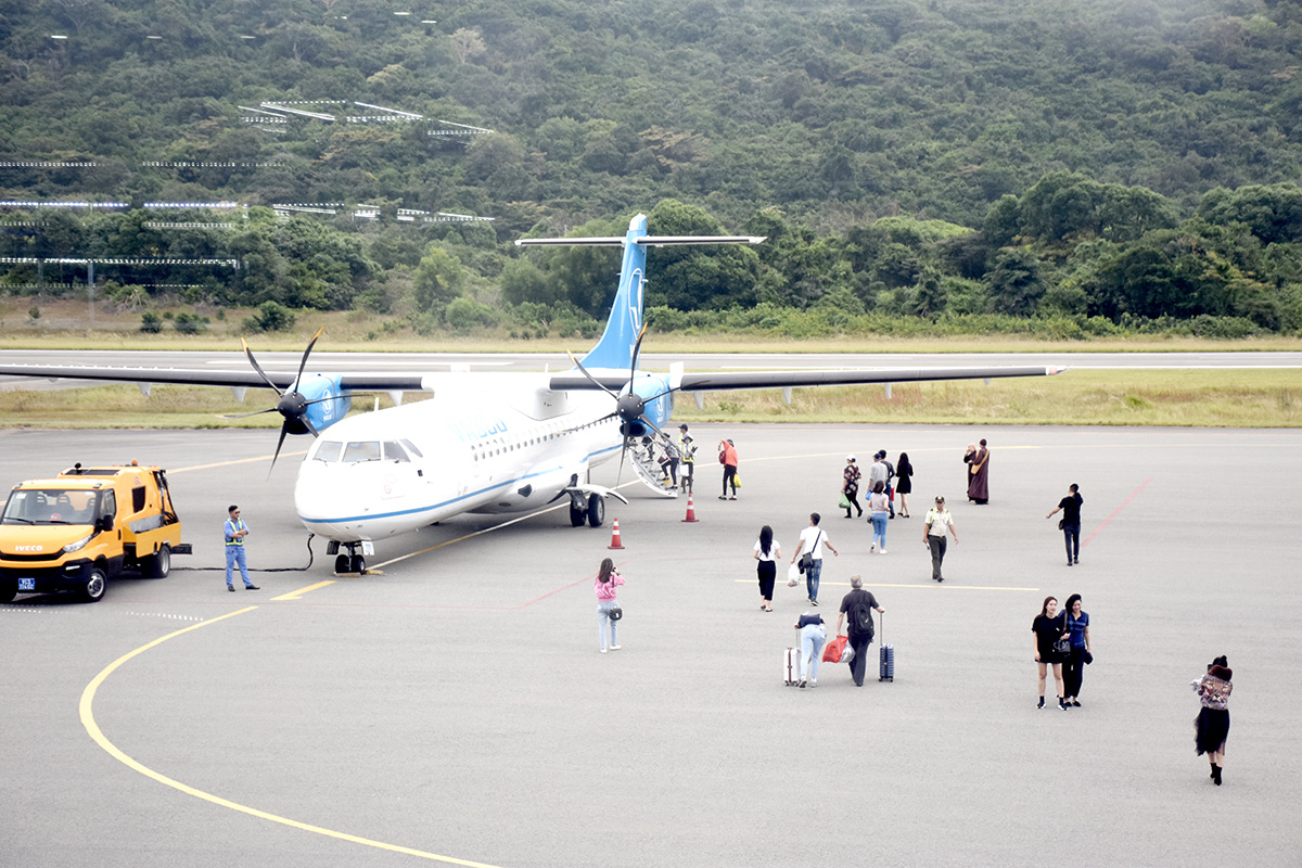 Sân bay nằm cách trung tâm huyện Đất Đỏ về phía Đông khoảng 8,5 km.