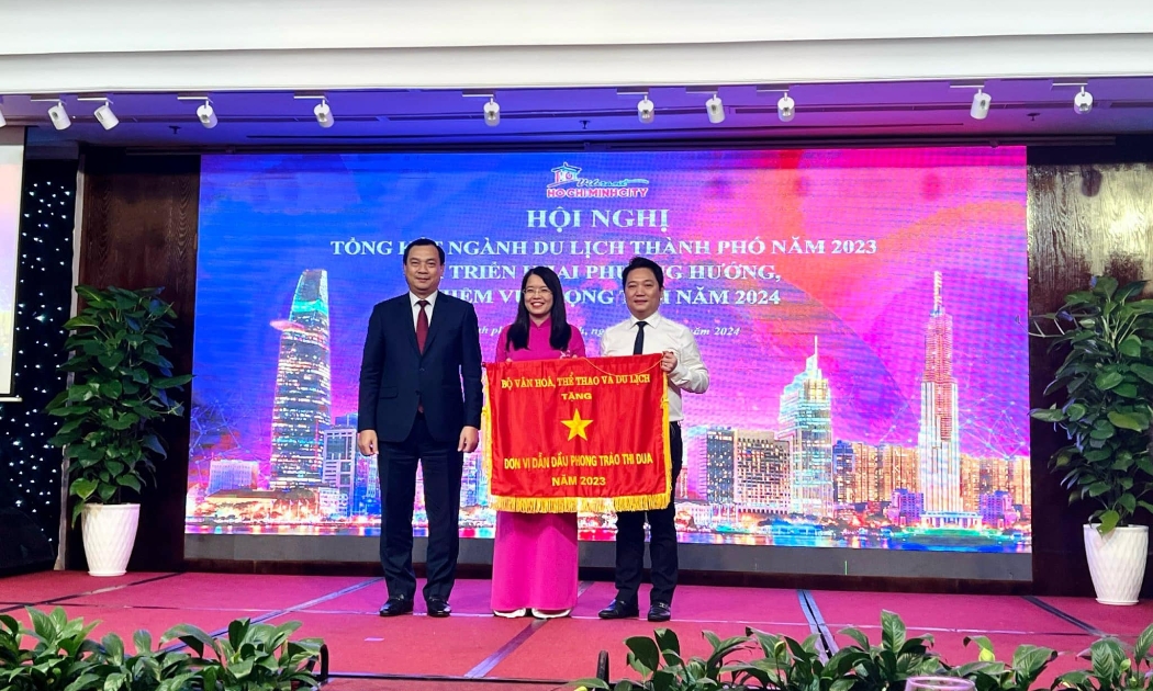 Cục trưởng Cục Du lịch Nguyễn Trùng Khánh trao cờ thi đua của Bộ Văn hóa Thể thao và Du lịch cho Sở Du lịch TP.HCM.