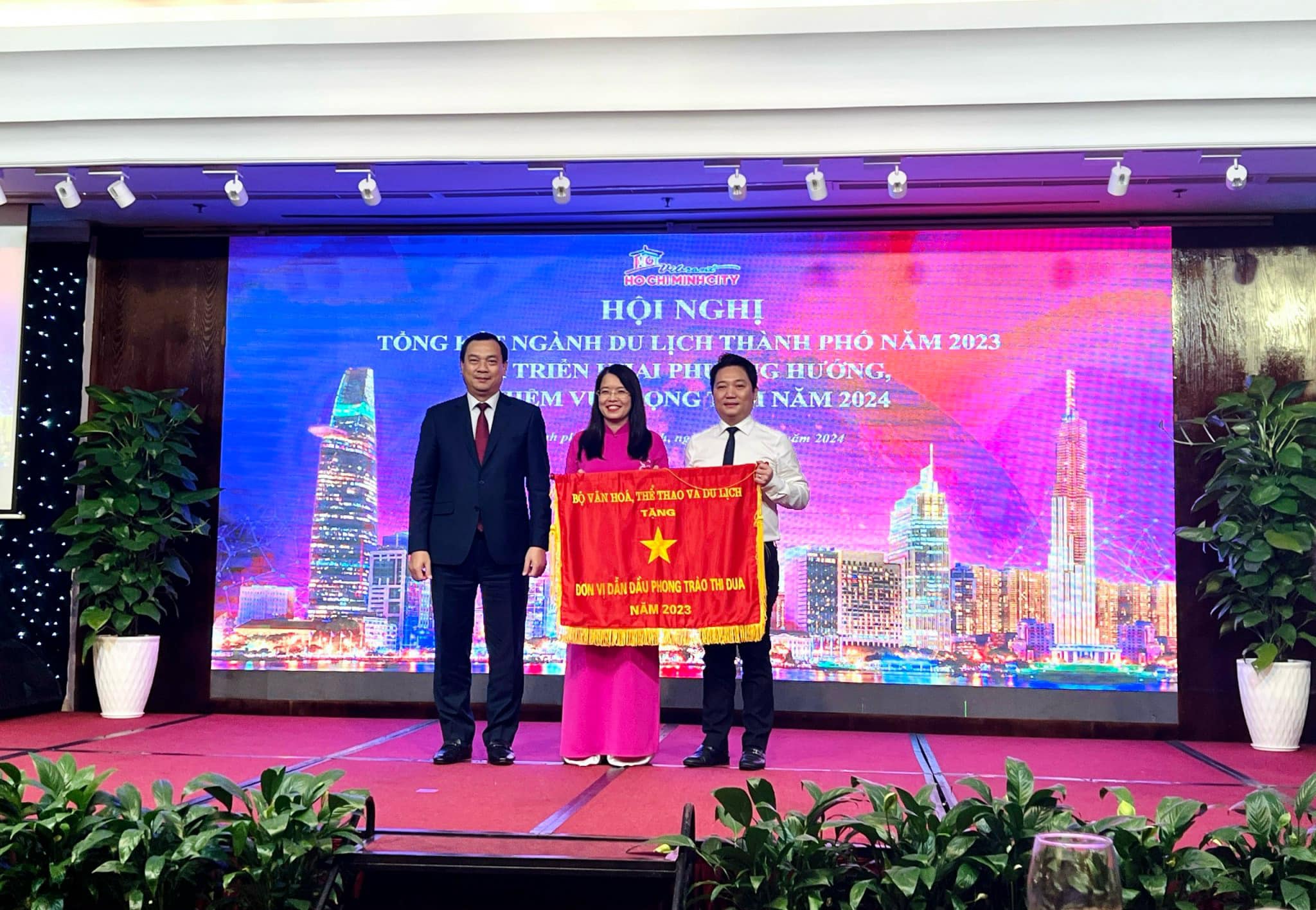 Cục trưởng Cục Du lịch Nguyễn Trùng Khánh trao cờ thi đua của Bộ Văn hóa Thể thao và Du lịch cho Sở Du lịch TP.HCM.