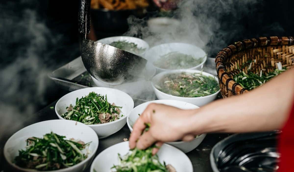 Phở Thìn Lò Đúc - một địa chỉ trong các tour ẩm thực đường phố Hà Nội - dưới ống kính của du khách nước ngoài.
