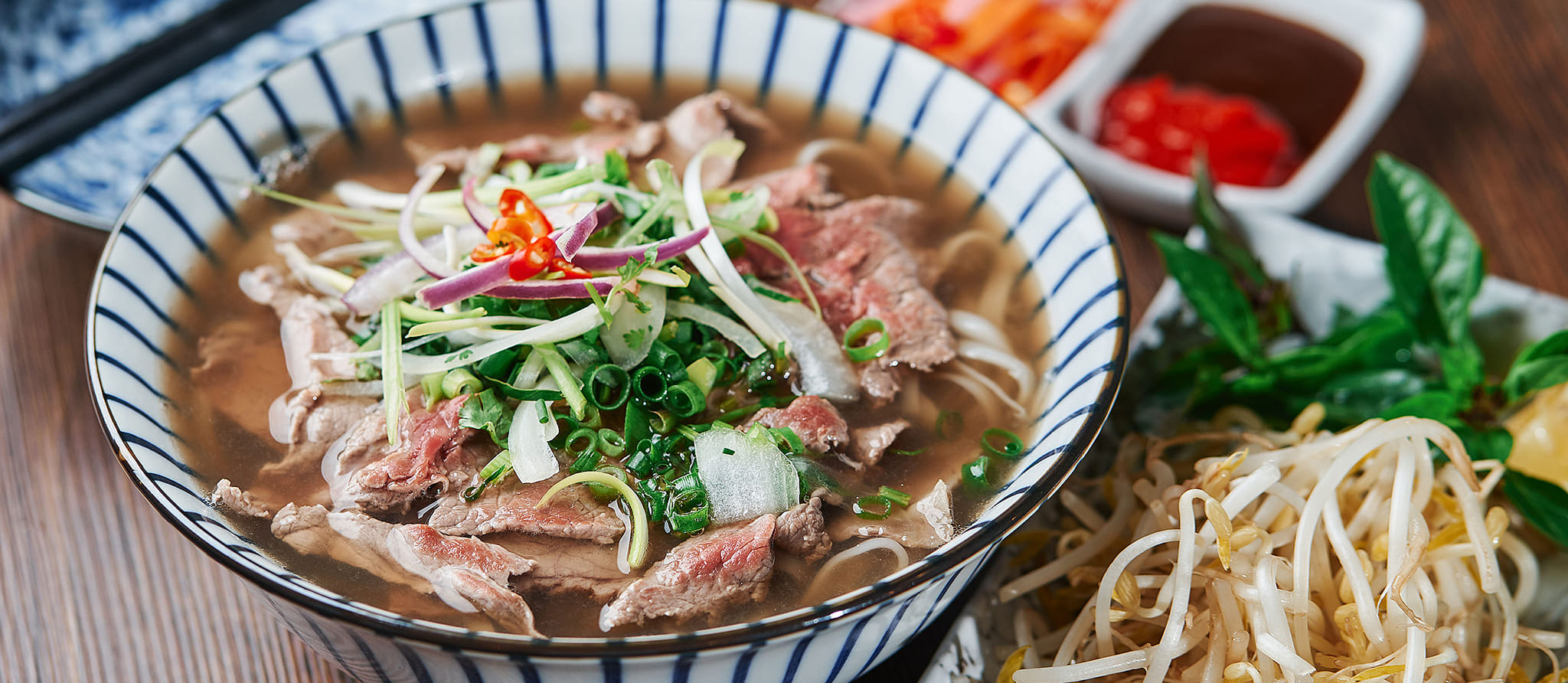 Phở Bắc (ở miền Bắc), phở Huế (ở miền Trung) và phở Sài Gòn (ở miền Nam) có những đặc trưng riêng.