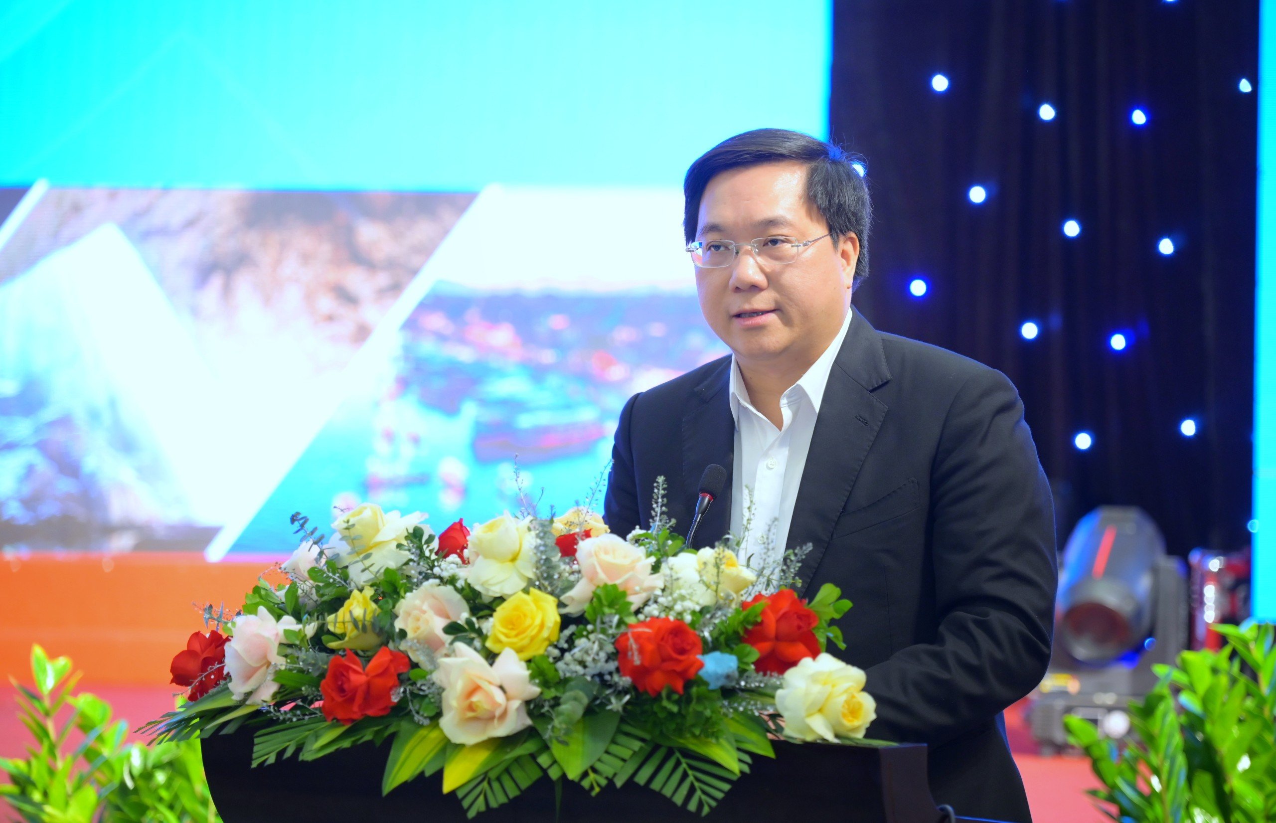 Thứ trưởng Trần Duy Đông trình bày Dự thảo Báo cáo Tổng kết hoạt động năm 2023 của Hội đồng điều phối vùng.