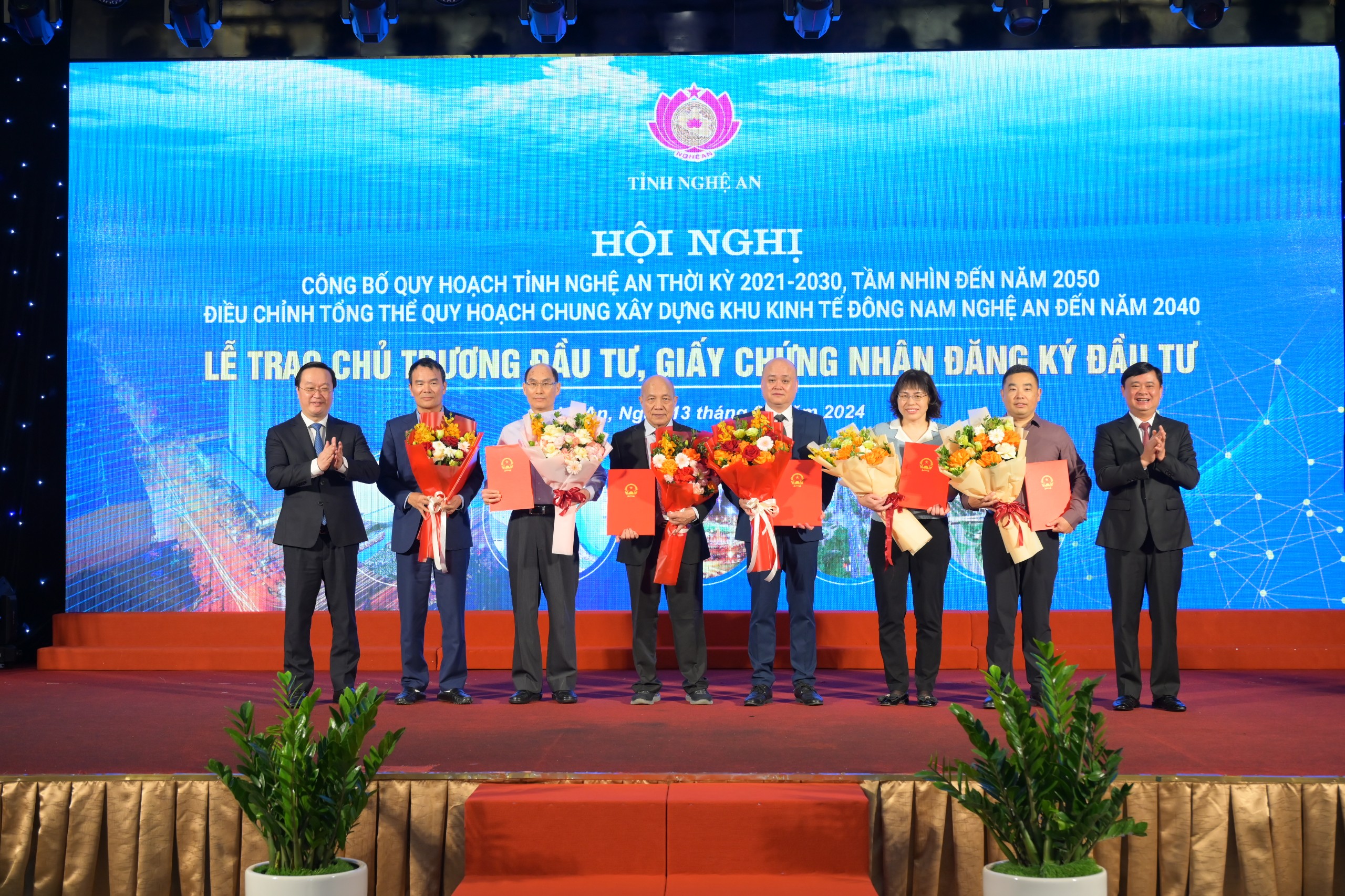 B&iacute; thư Tỉnh ủy Th&aacute;i Thanh Qu&yacute; v&agrave; Chủ tịch UBND tỉnh Nghệ An Nguyễn Đức Trung trao Giấy chứng nhận đầu tư v&agrave; tặng hoa cho c&aacute;c h&agrave; đầu tư