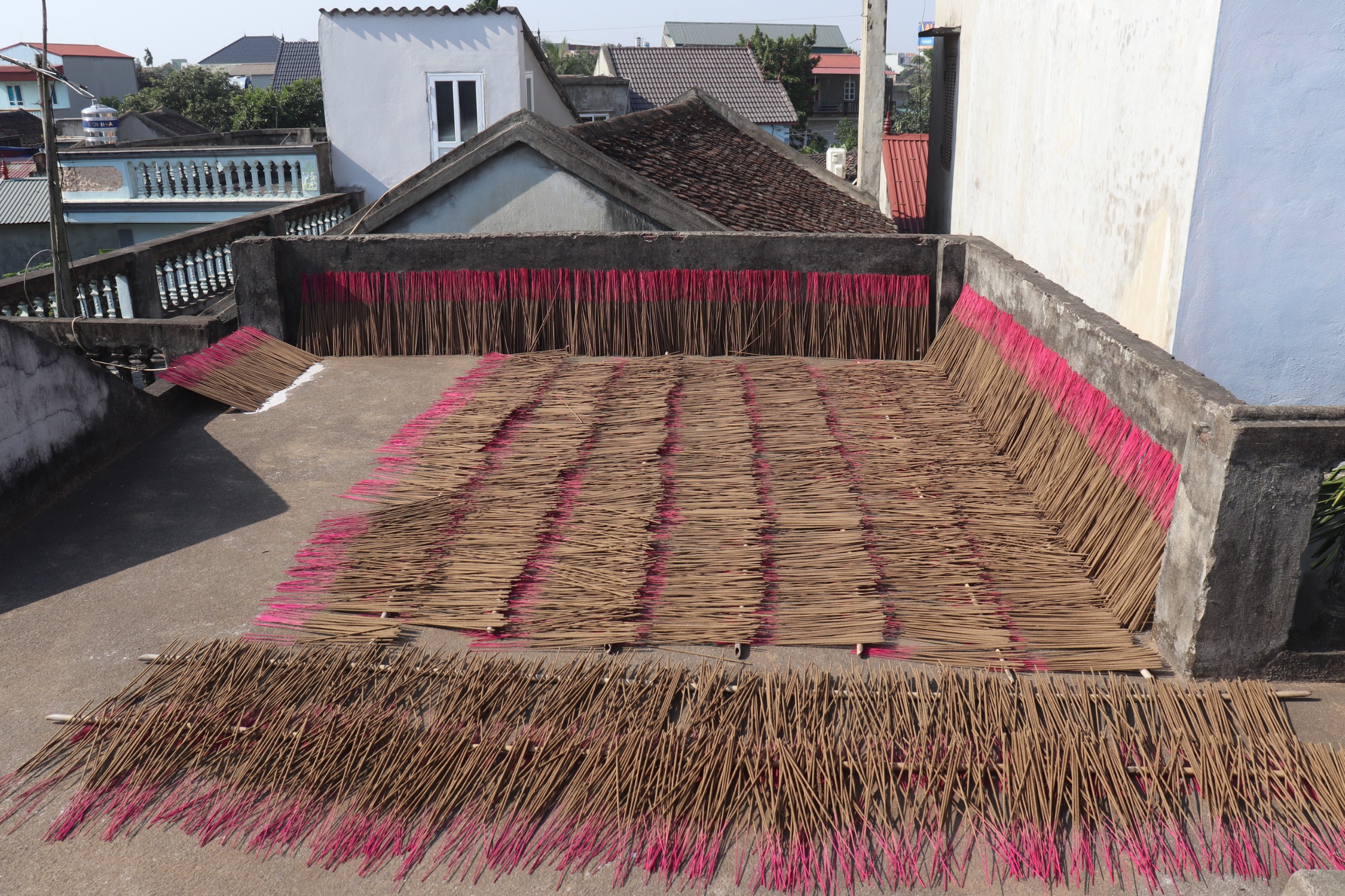 Trải qua nhiều c&ocirc;ng đoạn cầu kỳ c&ugrave;ng đ&ocirc;i b&agrave;n tay kh&eacute;o l&eacute;o, những người thợ L&agrave;ng hương Đ&ocirc;ng Kh&ecirc; đ&atilde; l&agrave;m ra những c&acirc;y hương đẹp, tr&ograve;n đều, được người ti&ecirc;u d&ugrave;ng ưa chuộng.