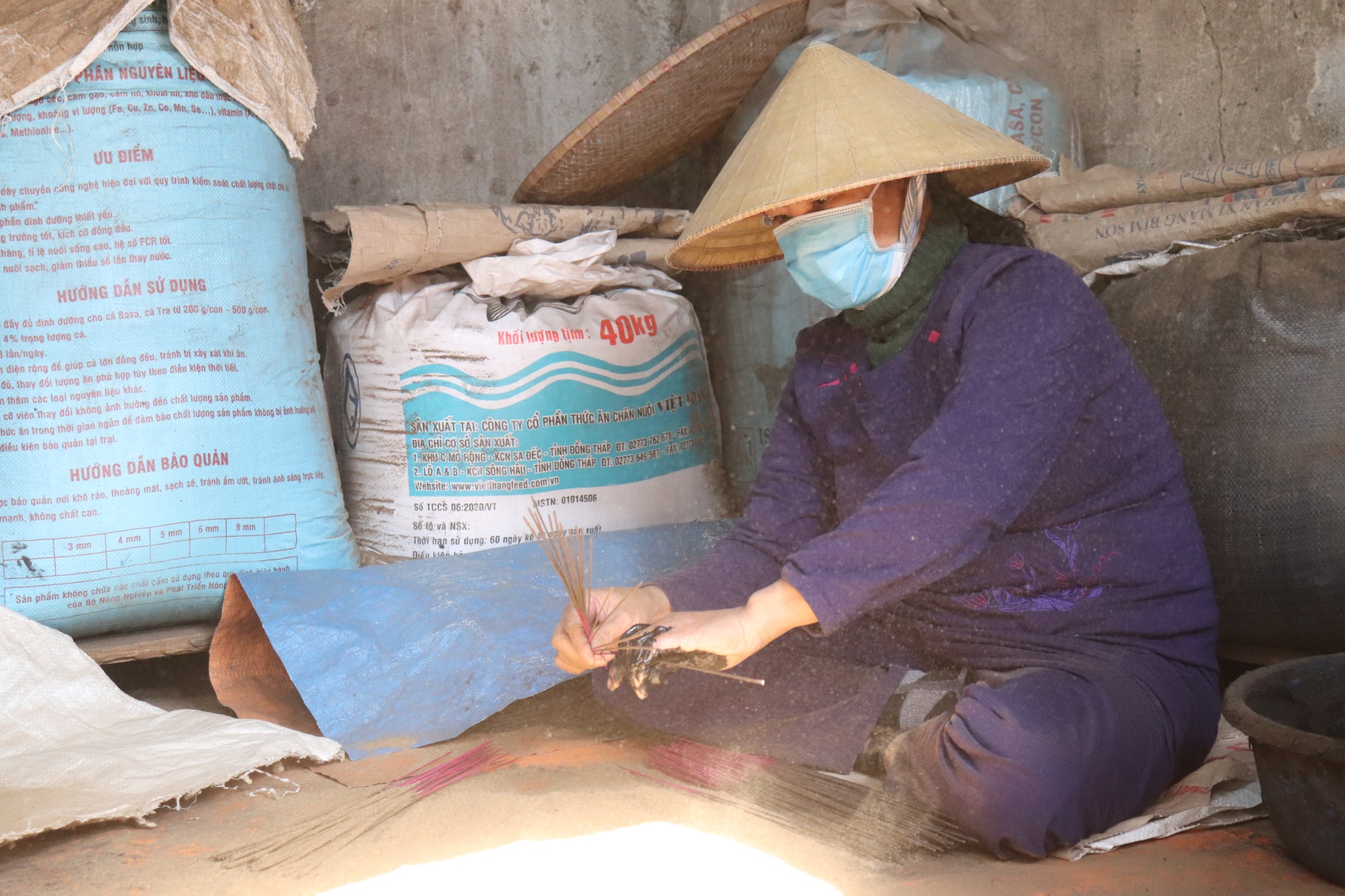 Tiếp đến là công đoạn chạy nhựa, đây được xem là một trong những công đoạn quan trọng để tạo nên mùi thơm đặc trưng của cây hương. Người làm hương Đông Khê thường dùng nhựa cây trám trộn với bột than xay nhuyễn, sau đó lăn đều lên thân cây hương.