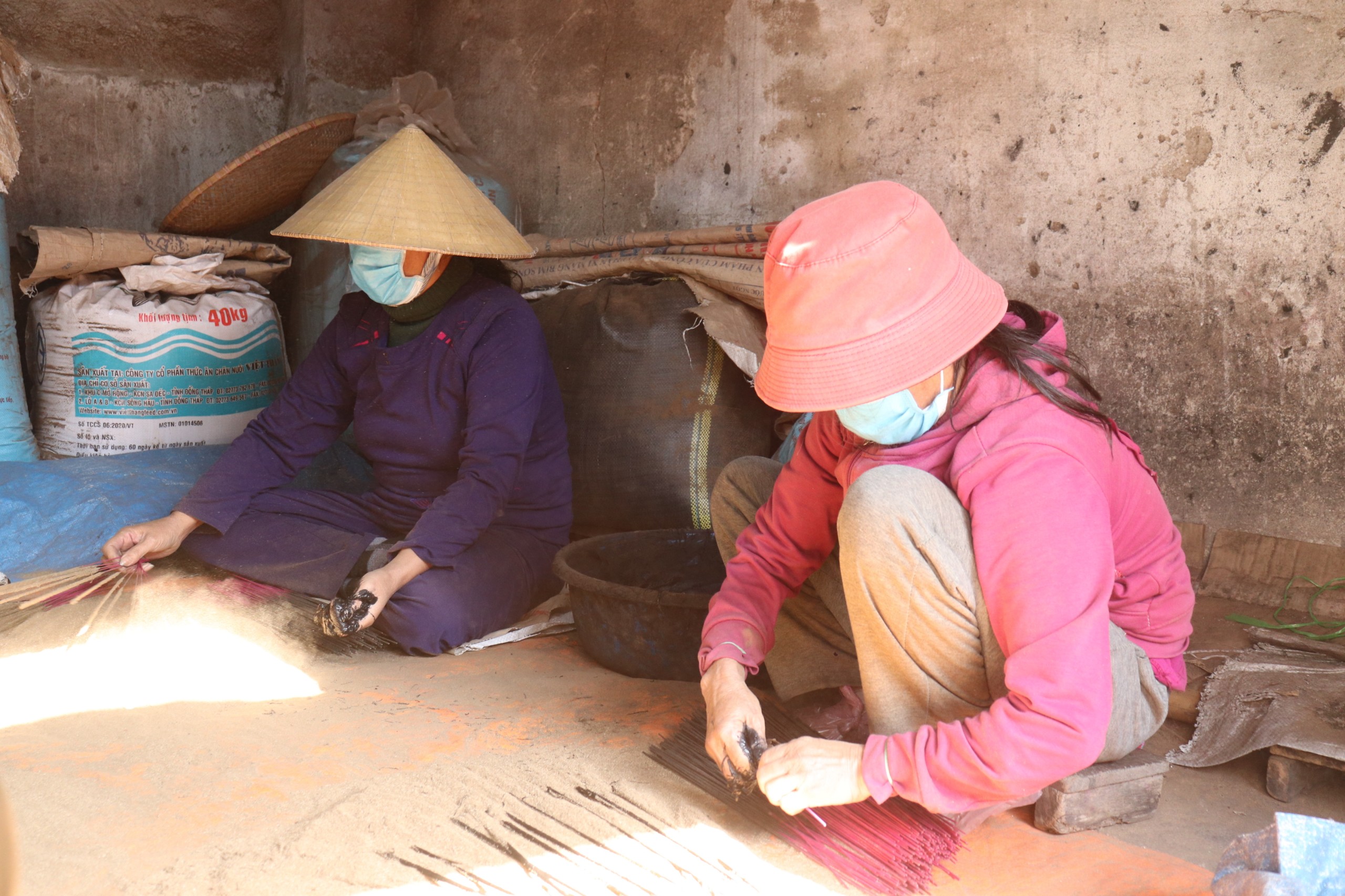 Sau khi lăn nhựa, những người thợ tỉ mỉ dùng tay để lăn bột bài - loại bột tạo nên hương thơm của cây hương