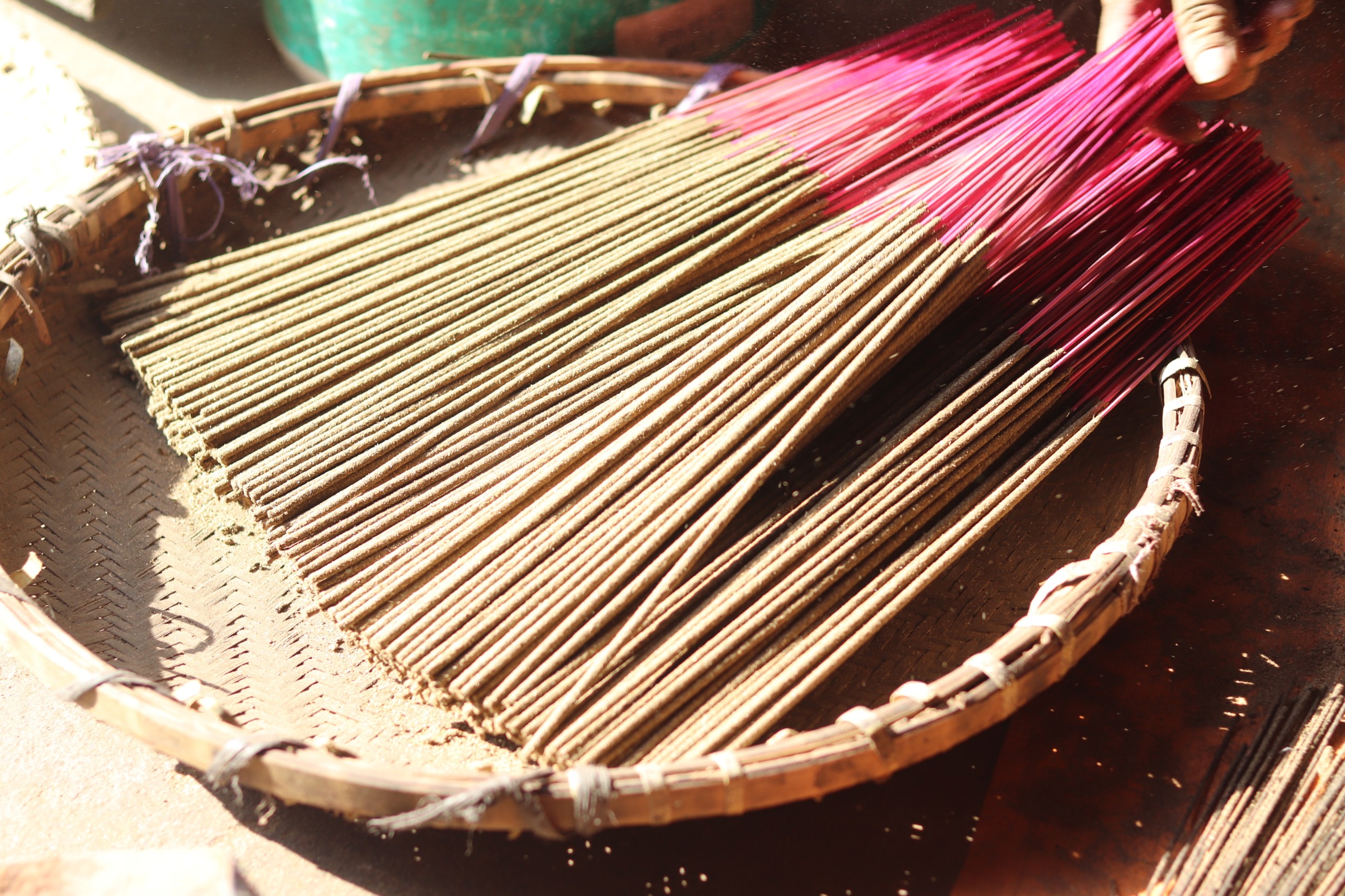 C&oacute; hai loại hương tạo n&ecirc;n thương hiệu của L&agrave;ng hương Đ&ocirc;ng Kh&ecirc; đ&oacute; l&agrave; hương s&agrave;o v&agrave; hương tăm. Đ&acirc;y l&agrave; 2 loại hương được ưa chuộng bởi m&ugrave;i thơm nhẹ nh&agrave;ng, ch&aacute;y đều đến cuối, t&agrave;n hương uốn v&ograve;ng lại tr&ecirc;n b&aacute;t hương, b&aacute;o hiệu những điềm tốt l&agrave;nh.&nbsp;