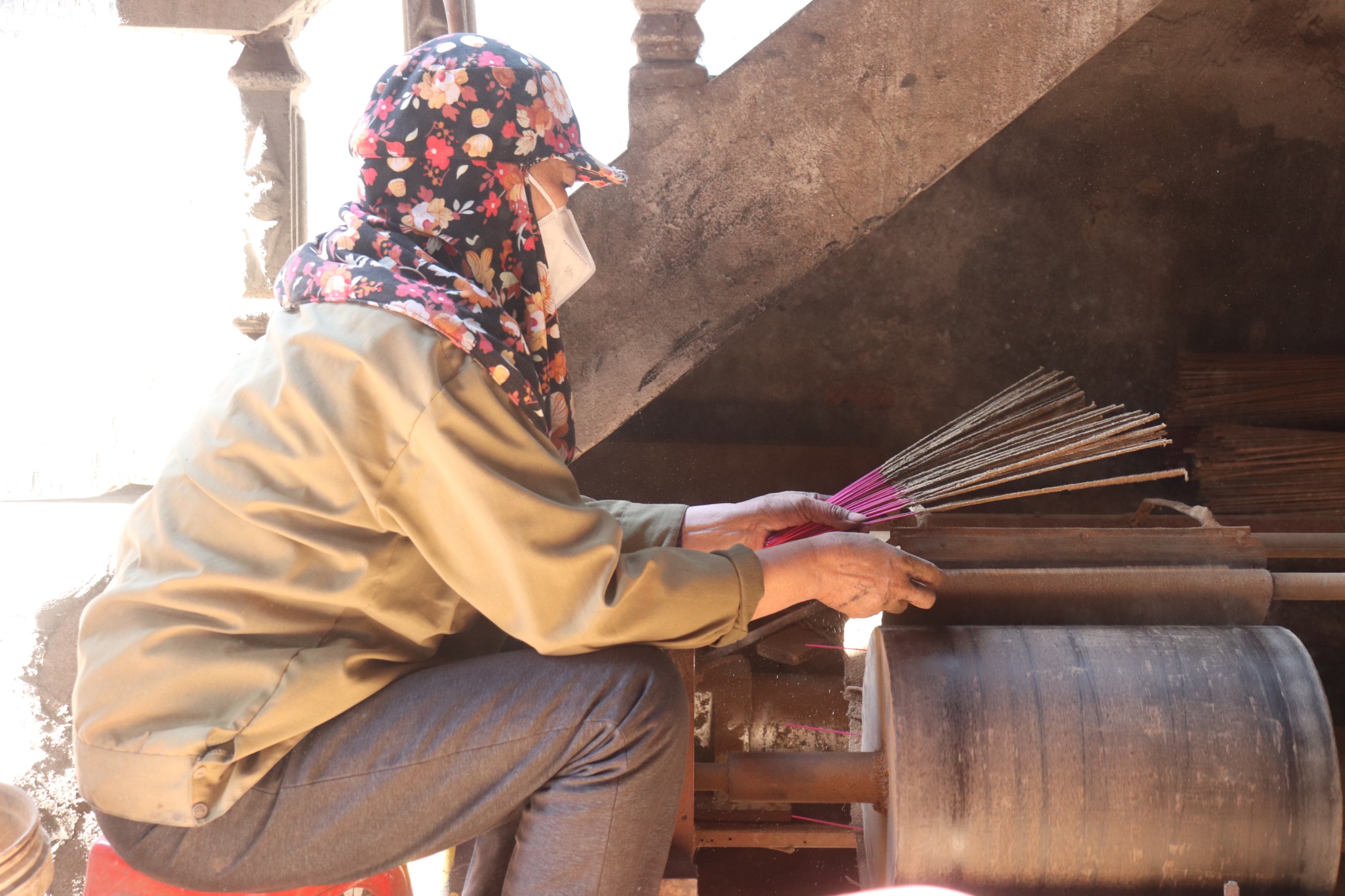 Với người d&acirc;n l&agrave;ng Đ&ocirc;ng Kh&ecirc;, để cho ra một mẻ hương tốt, người l&agrave;m hương phải chuẩn bị c&aacute;c loại nguy&ecirc;n liệu ch&iacute;nh như tăm hương, nhựa hương v&agrave; than phụ gia. Phần tăm hương được l&agrave;m chủ yếu từ tre, nứa hoặc vầu.&nbsp;