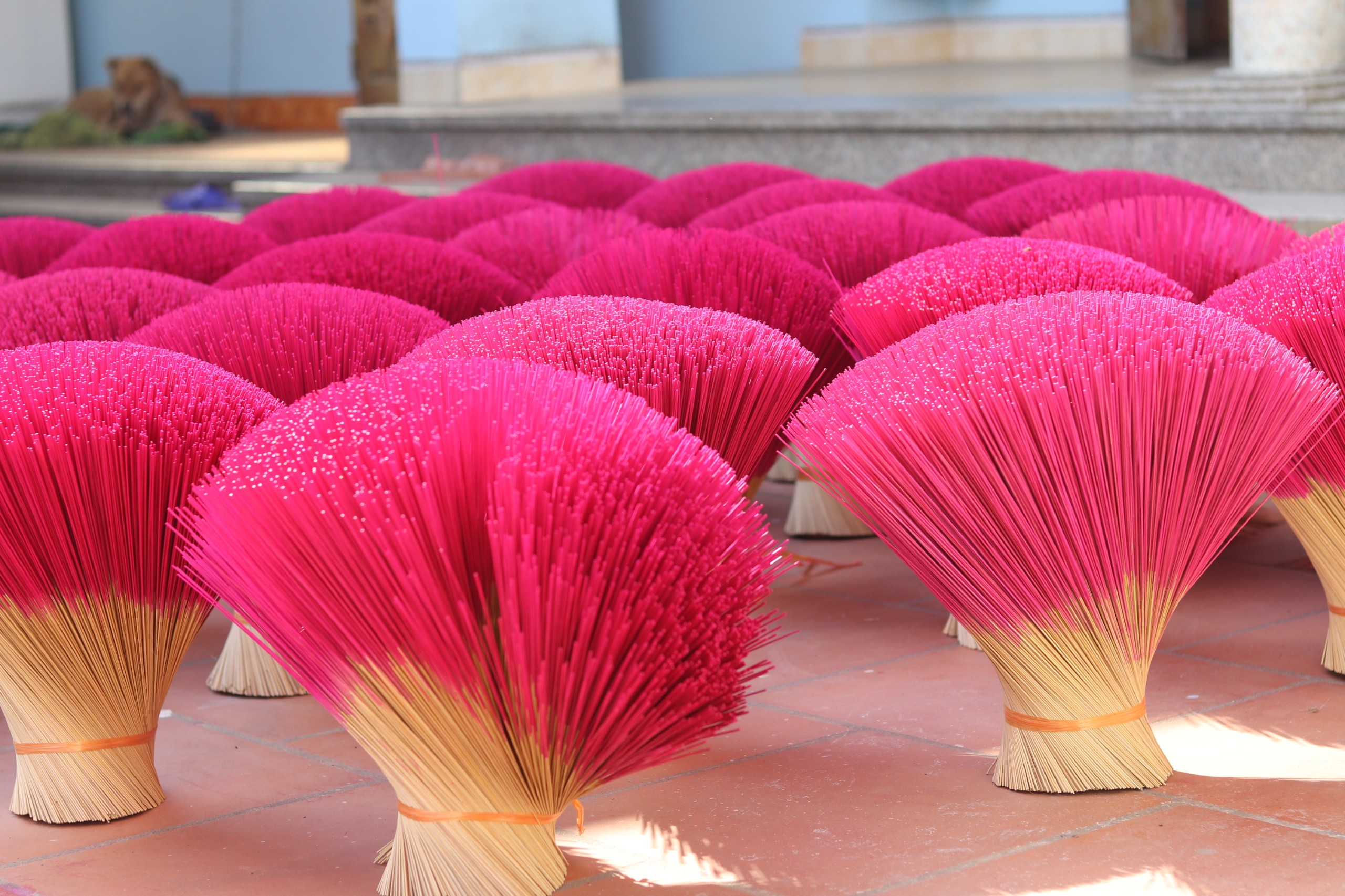 Tăm hương sẽ được chia th&agrave;nh nhiều đoạn ngắn d&agrave;i kh&aacute;c nhau t&ugrave;y v&agrave;o từng loại hương; sau đ&oacute; được phơi kh&ocirc; rồi nhuộm một phần ch&acirc;n.