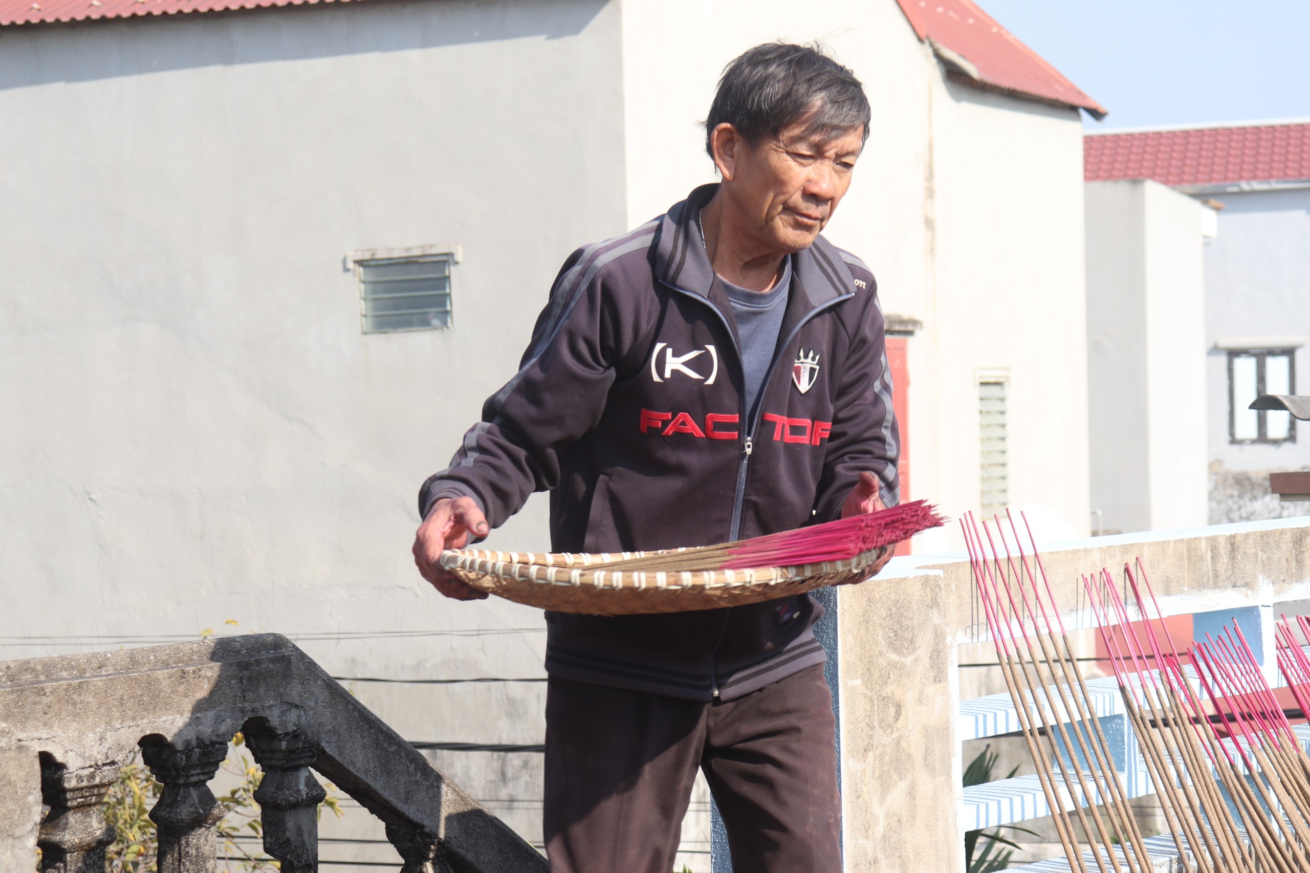  Sau khi hoàn tất các công đoạn, hương sẽ được mang đi phơi trên những chiếc phên tre, nắng gió sẽ làm hương khô, màu sắc đẹp và giữ nguyên mùi thơm.