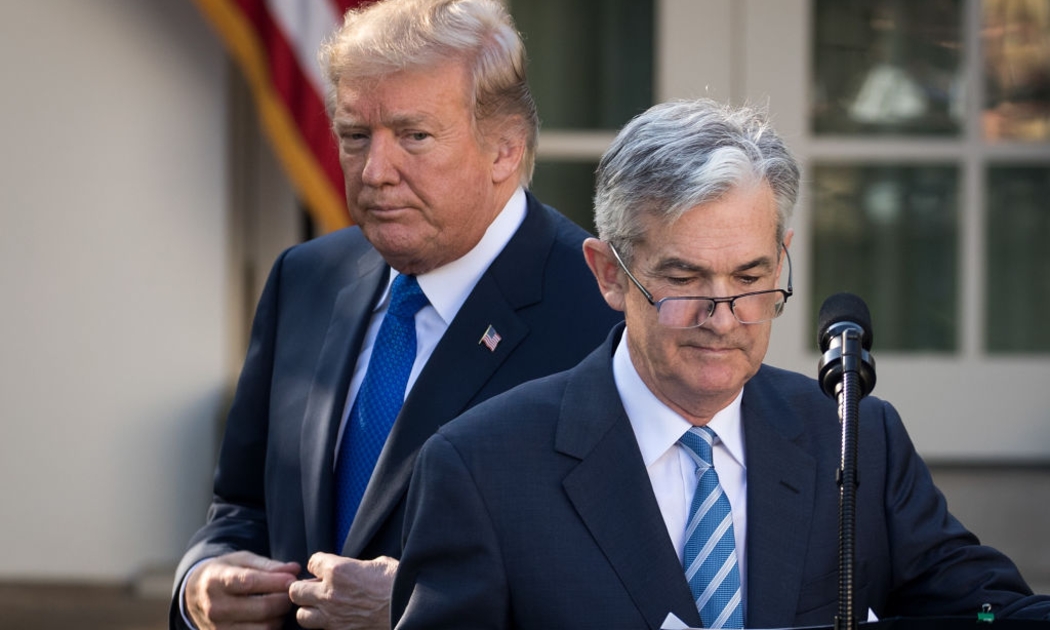 Chủ tịch Fed Jerome Powell và cựu Tổng thống Mỹ Donald Trump tại một cuộc họp báo ở Nhà Trắng vào năm 2017 - Ảnh: Bloomberg.