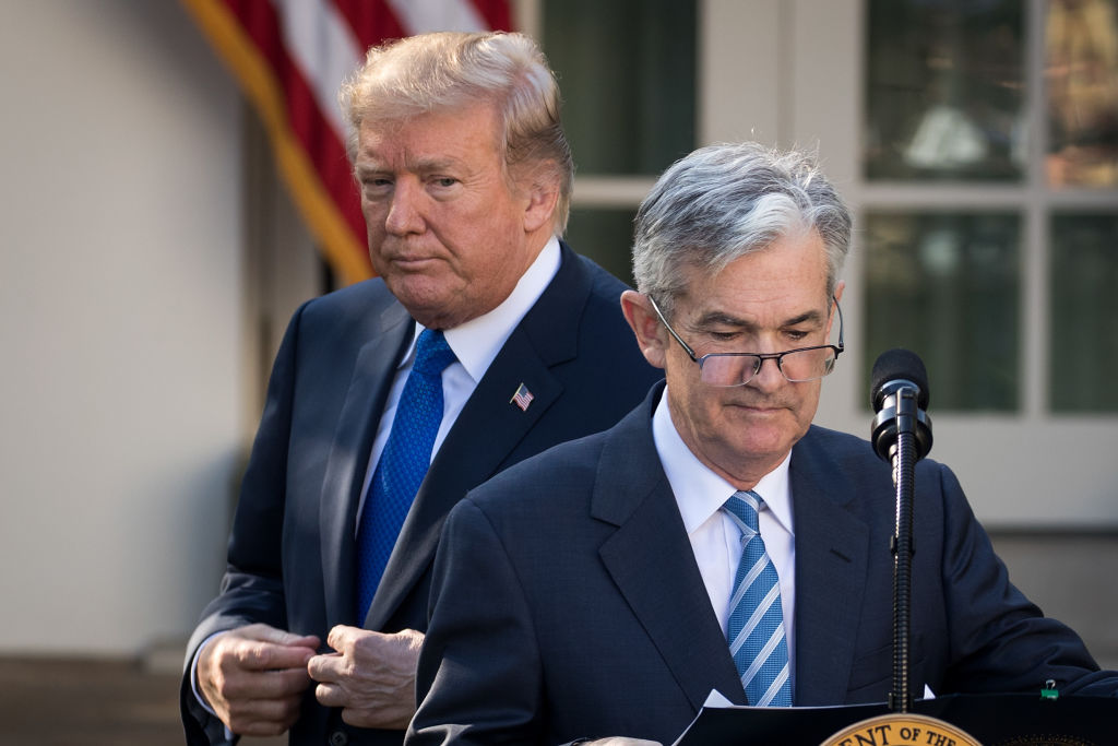 Chủ tịch Fed Jerome Powell và cựu Tổng thống Mỹ Donald Trump tại một cuộc họp báo ở Nhà Trắng vào năm 2017 - Ảnh: Bloomberg.
