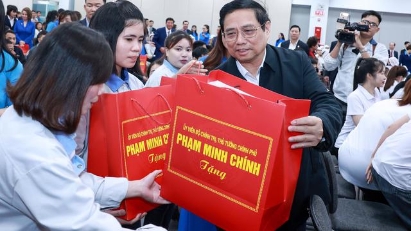 PM calls for social security for workers during Tet