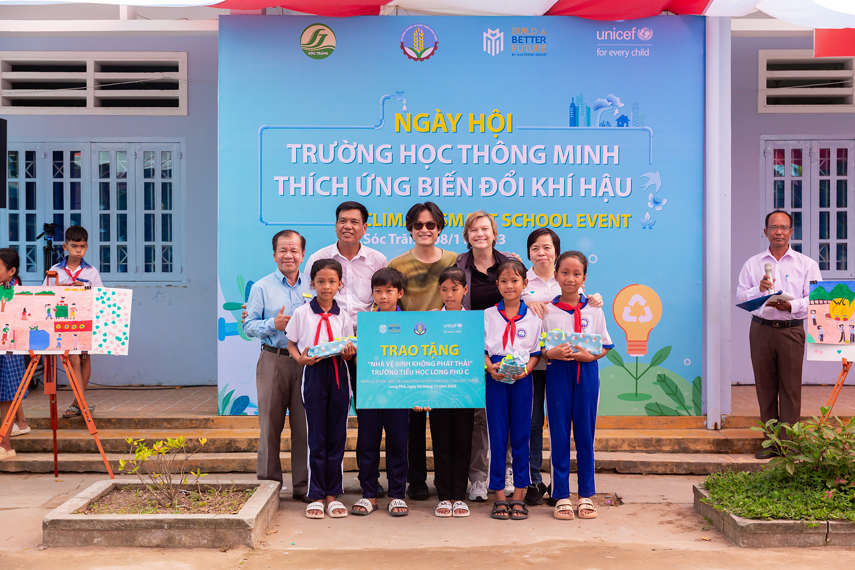 Thông qua các hoạt động vừa học vừa chơi, các học sinh tại trường tiểu học Long Phú C học được các kiến thức về môi trường, vệ sinh và biến đổi khí hậu.
