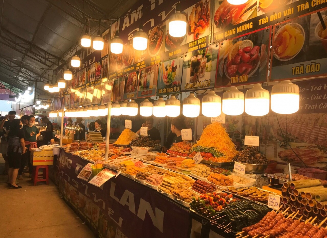 Liên hoan Du lịch Biển còn có các hoạt động như: Lễ hội bia, lễ hội cà phê, lễ hội bùn khoáng, lễ hội Yến sào Khánh Hòa các game show,...