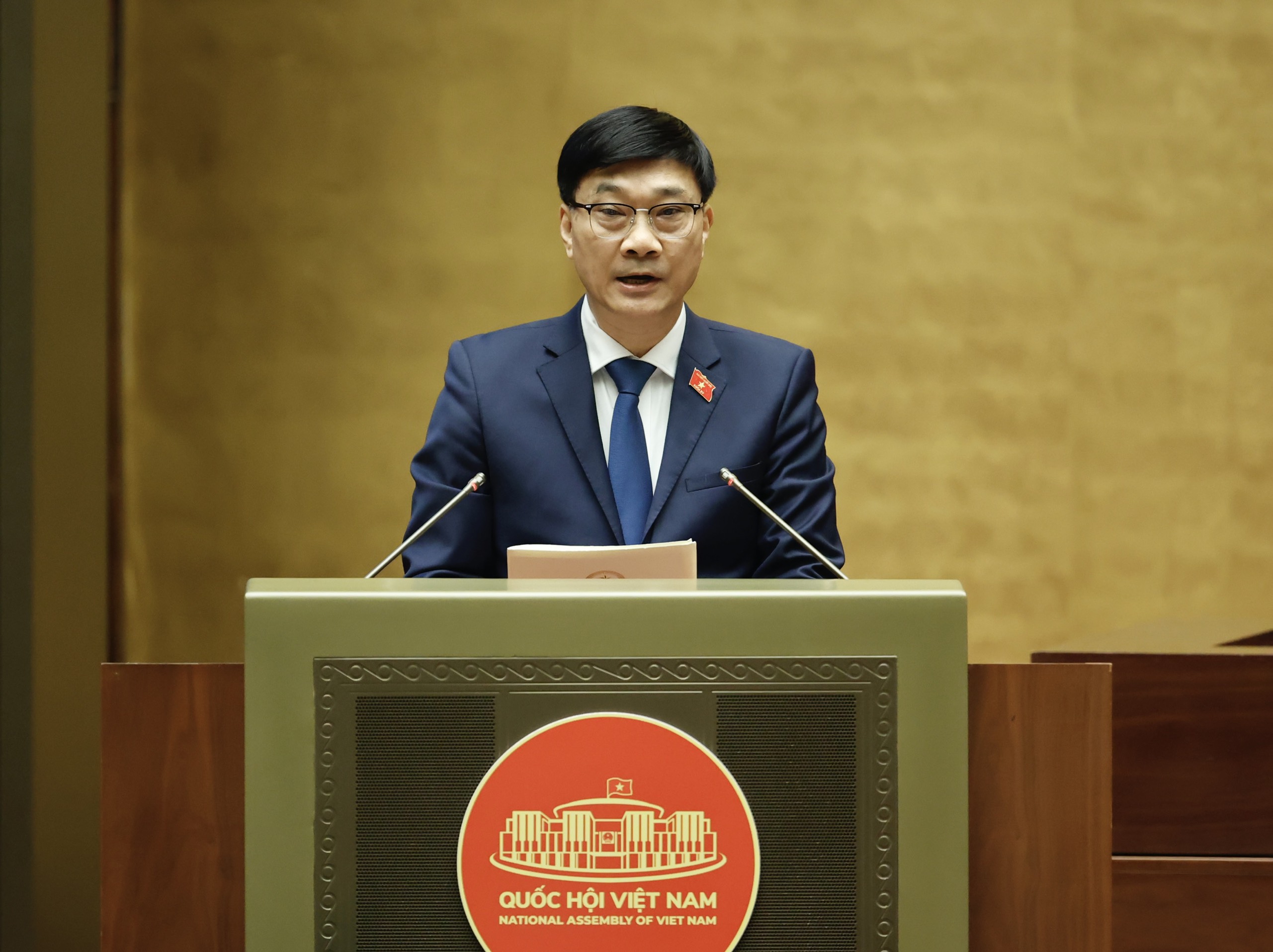 Chủ nhiệm Ủy ban Kinh tế của Quốc hội Vũ Hồng Thanh&nbsp;b&aacute;o c&aacute;o giải tr&igrave;nh, tiếp thu, chỉnh l&yacute; dự thảo Luật Đất đai (sửa đổi) trước Quốc hội s&aacute;ng 15/1/2024.