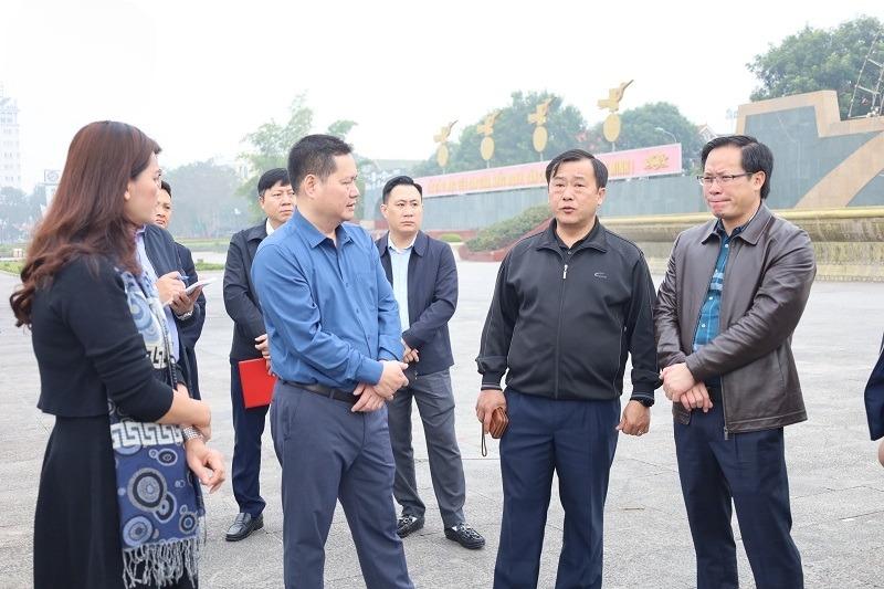 Các đại biểu của hai tỉnh khảo sát tại Quảng trường Lam Sơn, thành phố Thanh Hóa, để chuẩn bị cho sự kiện trên
