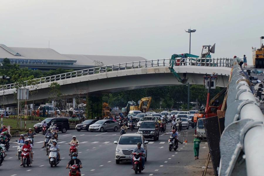 Sân bay quốc tế Tân Sơn Nhất hiện vẫn là một cảng hàng không với hoạt động vận chuyển, đưa đón hành khách là chủ yếu.