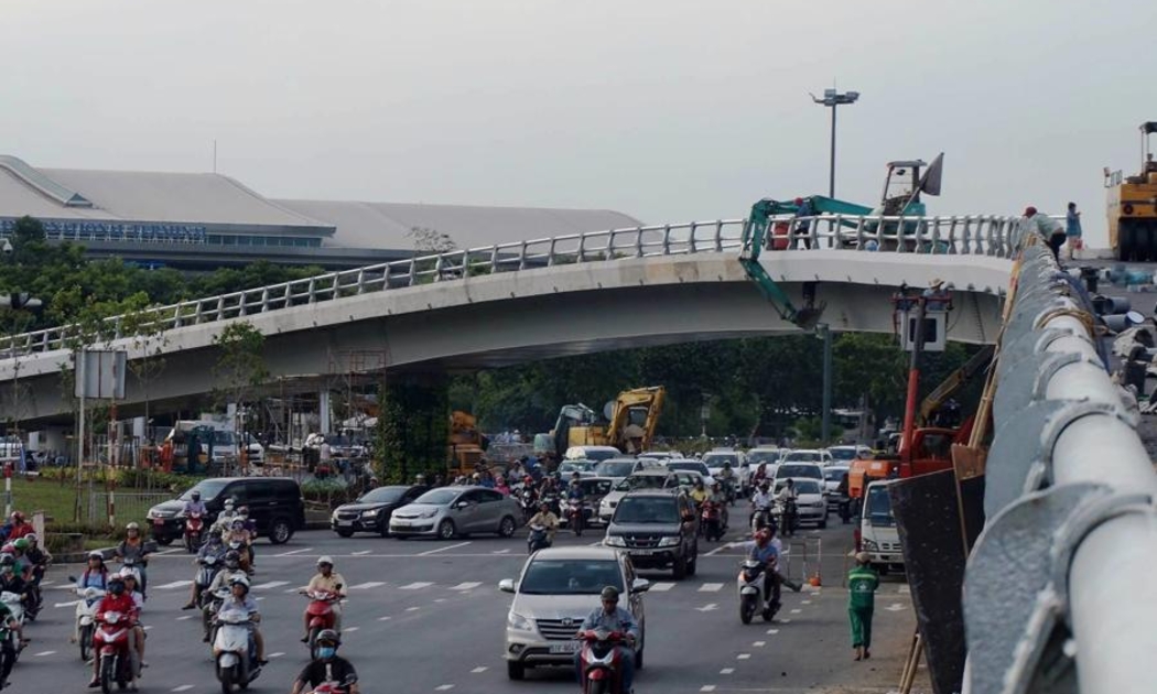 Sân bay quốc tế Tân Sơn Nhất hiện vẫn là một cảng hàng không với hoạt động vận chuyển, đưa đón hành khách là chủ yếu.