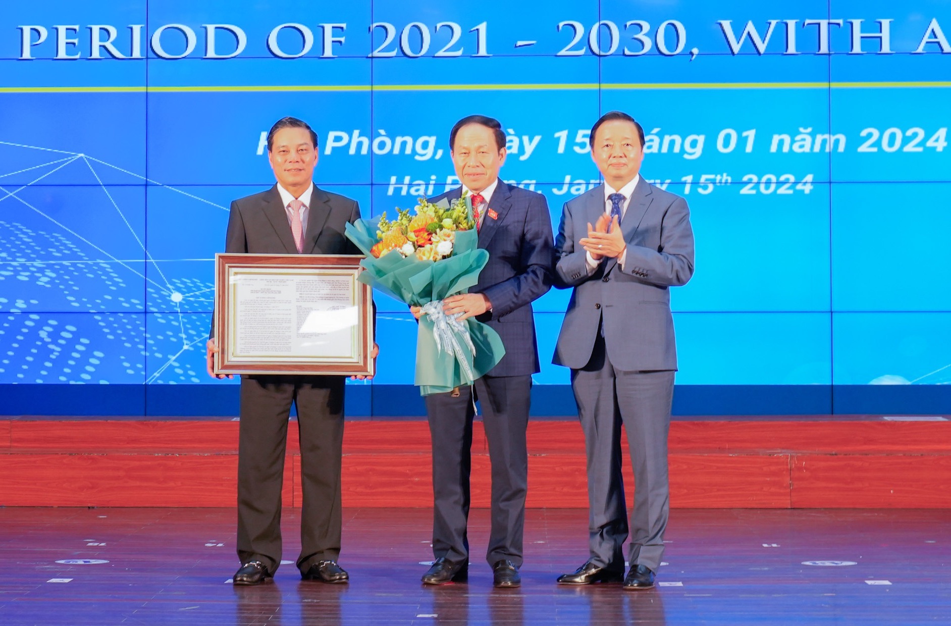 Phó Thủ tướng Trần Hồng Hà trao quyết định phê duyệt Quy hoạch thành phố Hải Phòng cho lãnh đạo thành phố. Ảnh: CTV