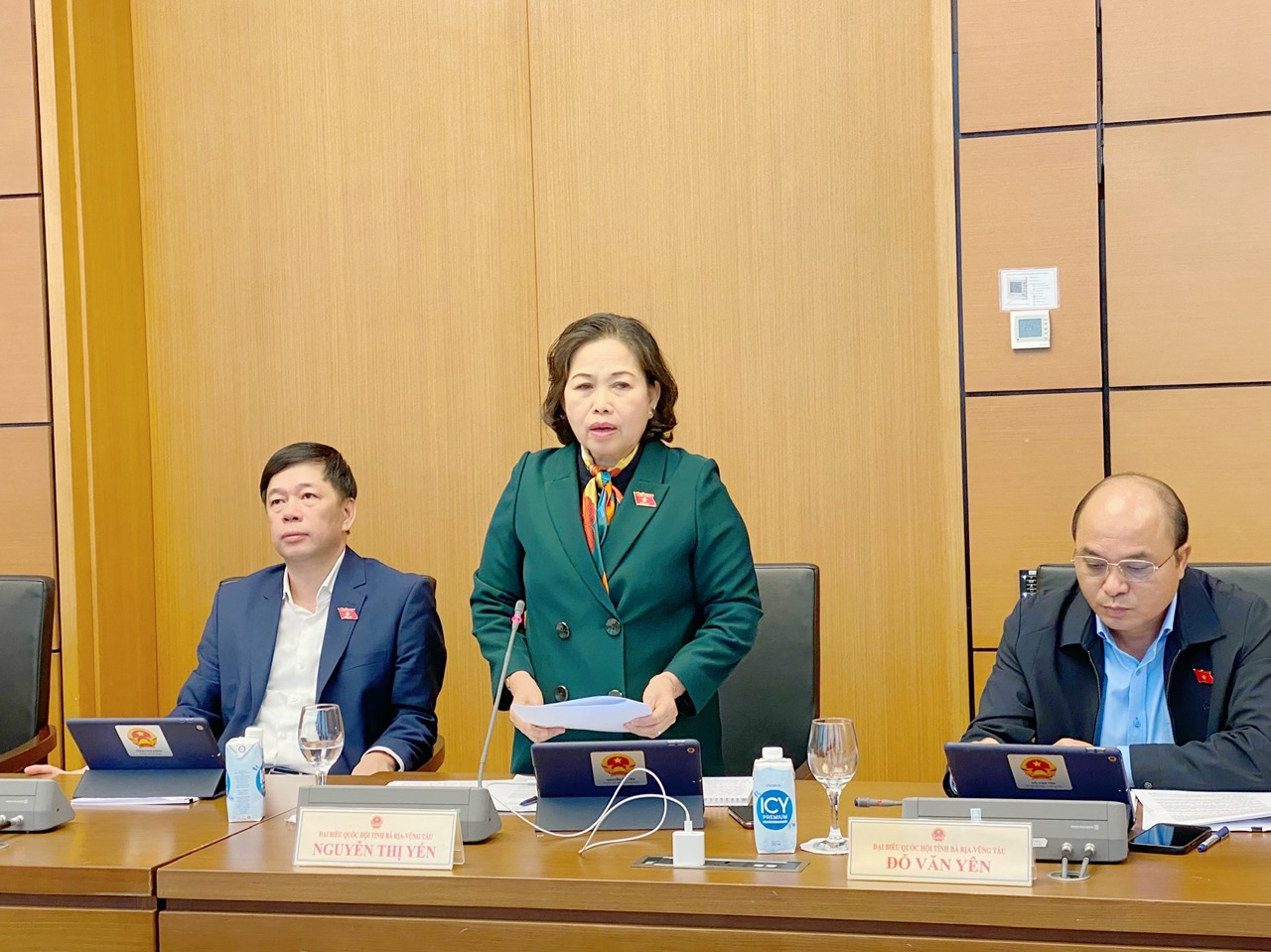 Đại biểu Nguyễn Thị Yến, đo&agrave;n B&agrave; Rịa Vũng T&agrave;u ph&aacute;t biểu tại tổ ng&agrave;y 16/1/2023.