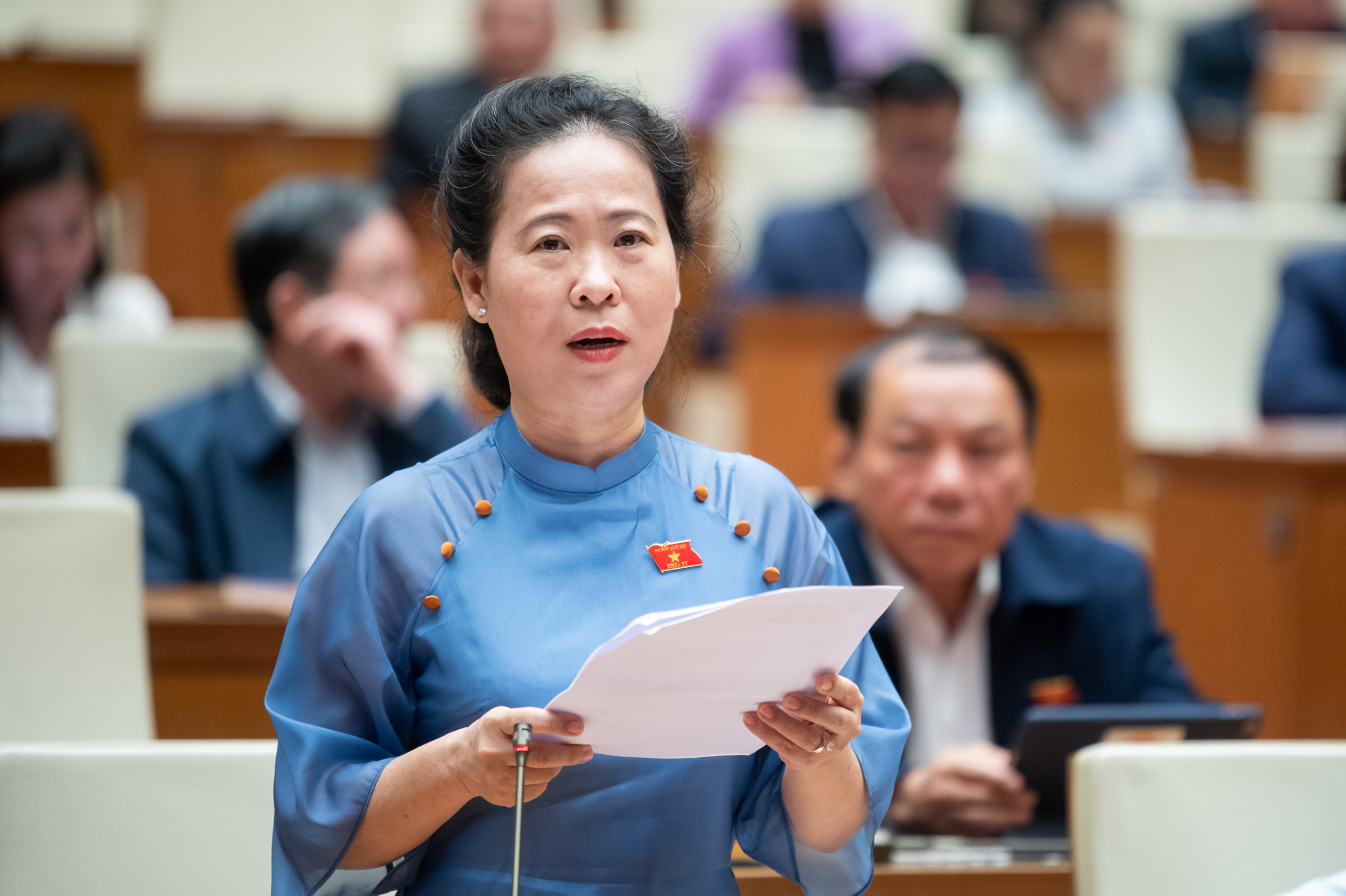 Đại biểu T&ocirc; &Aacute;i Vang, đo&agrave;n S&oacute;c Trăng ph&aacute;t biểu tại hội trường chiều ng&agrave;y 16/1/2023.