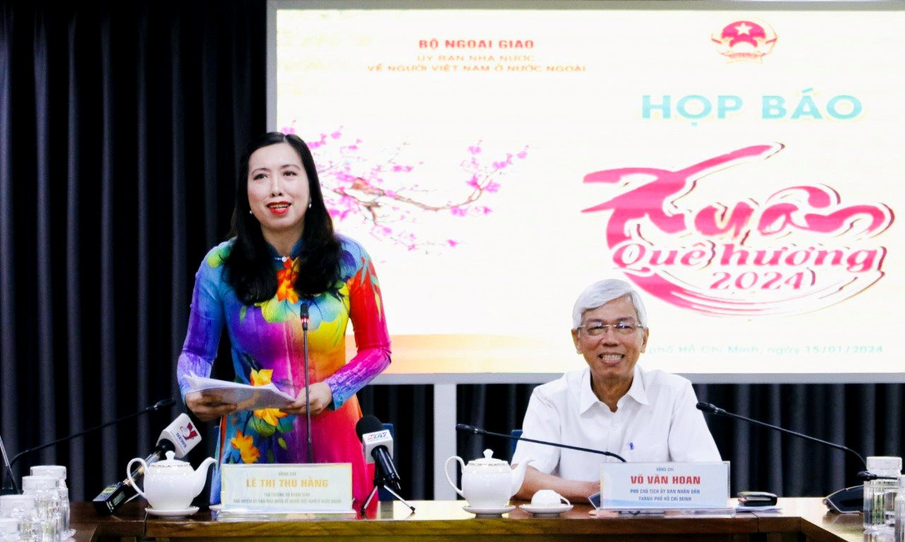 Thứ trưởng Bộ Ngoại giao Lê Thị Thu Hằng và Phó Chủ tịch UBND TPHCM Võ Văn Hoan chủ trì họp báo chương trình Xuân Quê hương năm 2024 tại Trung tâm Báo chí TP.HCM.