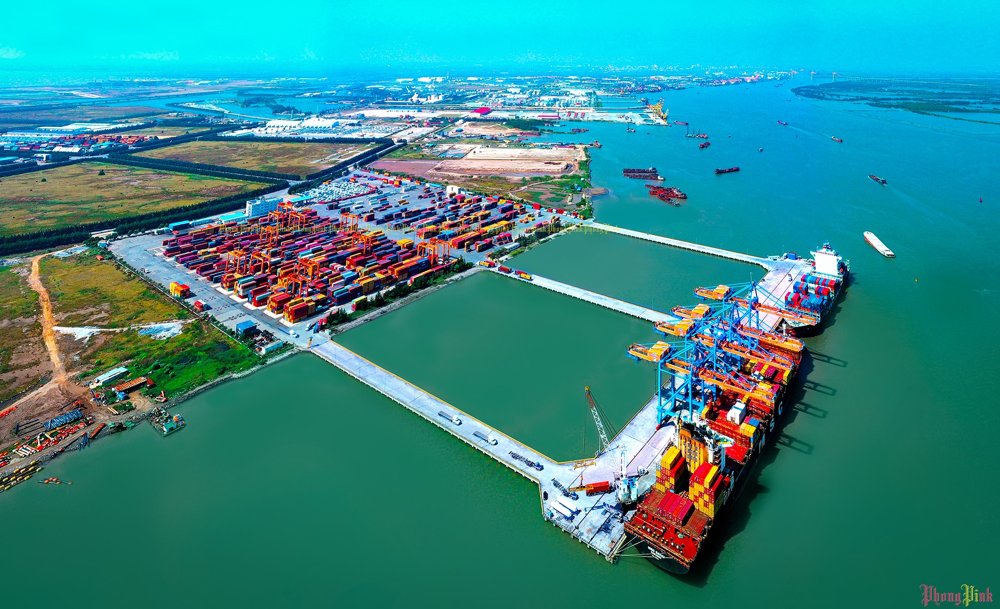 Một trong ba trụ cột phát triển của Hải Phòng là dịch vụ cảng biển - logistics. Ảnh: Hồng Phong