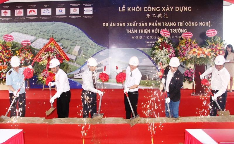 Lễ khởi công xây dựng Dự án Sản xuất sản phẩm trang trí công nghệ thân thiện với môi trường tại Khu A, Khu Công nghiệp Bỉm Sơn vào tháng 4/2021.
