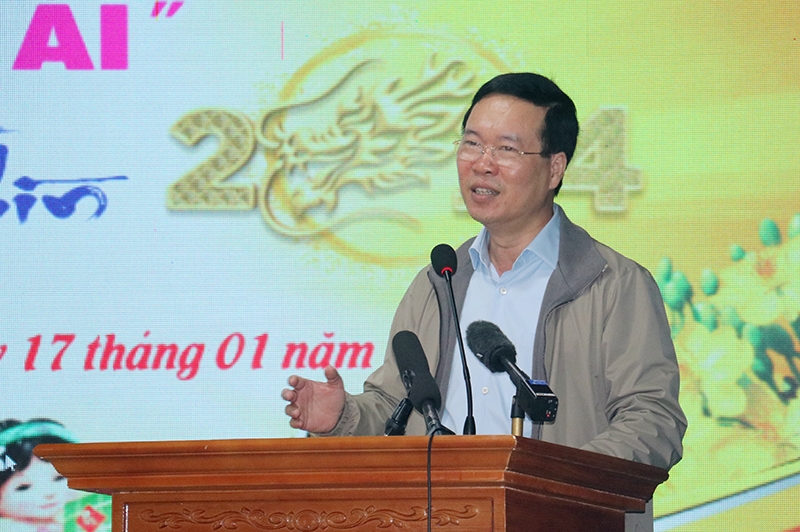 Chủ tịch nước V&otilde; Văn Thưởng thăm hỏi, động vi&ecirc;n v&agrave; ch&uacute;c Tết c&aacute;n bộ, nh&acirc;n d&acirc;n x&atilde; Thanh Thủy, huyện Thanh Chương. Ảnh Phan Quỳnh