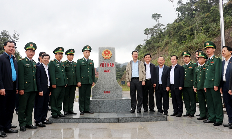 &nbsp;Chủ tịch nước V&otilde; Văn Thưởng c&ugrave;ng đo&agrave;n c&ocirc;ng t&aacute;c v&agrave; l&atilde;nh đạo tỉnh Nghệ An chụp h&igrave;nh lưu niệm c&ugrave;ng c&aacute;n bộ, chiến sĩ bi&ecirc;n ph&ograve;ng b&ecirc;n cột mốc 460, x&atilde; Thanh Thủy, huyện Thanh Chương. Ảnh Phan Quỳnh
