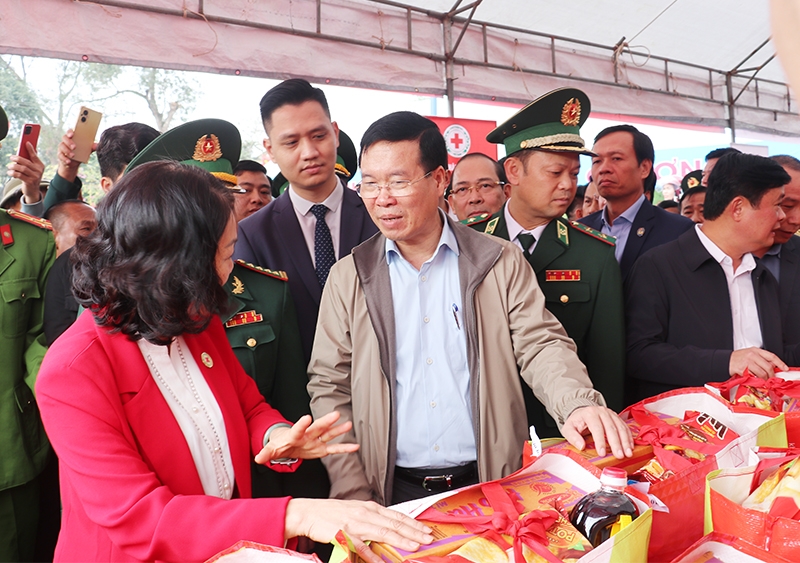 Chủ tịch nước V&otilde; Văn Thưởng c&ugrave;ng đo&agrave;n c&ocirc;ng t&aacute;c đ&atilde; c&ugrave;ng tham gia phi&ecirc;n chợ Tết nh&acirc;n &aacute;i c&ugrave;ng b&agrave; con nh&acirc;n d&acirc;n x&atilde; bi&ecirc;n giới Thanh Thuỷ v&agrave; tham dự c&aacute;c hoạt động văn h&oacute;a, văn nghệ của chợ Tết. Ảnh Phan Quỳnh